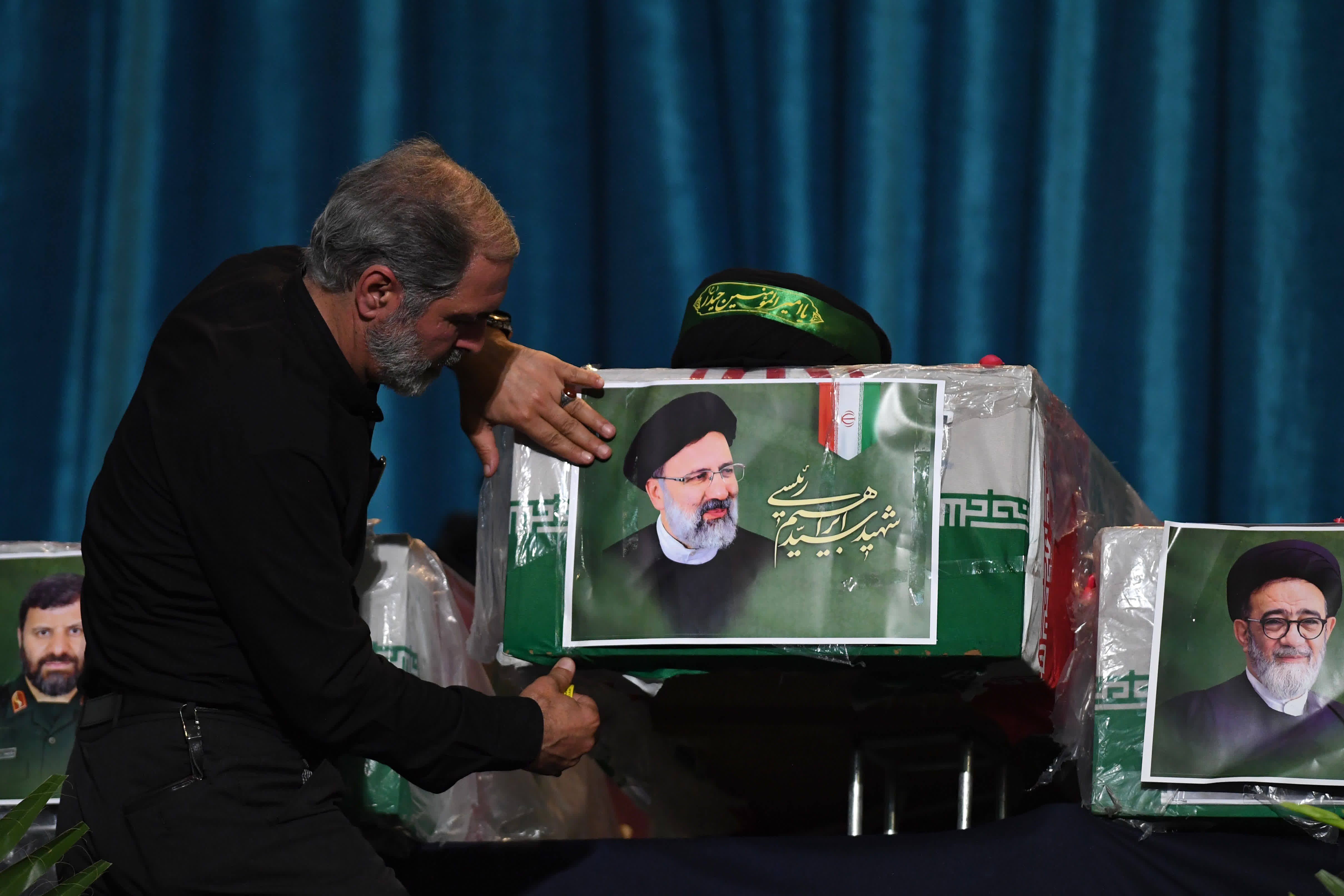 5月21日，為總統萊希及其隨行人員舉行的遺體告別儀式在伊朗德黑蘭舉行。
