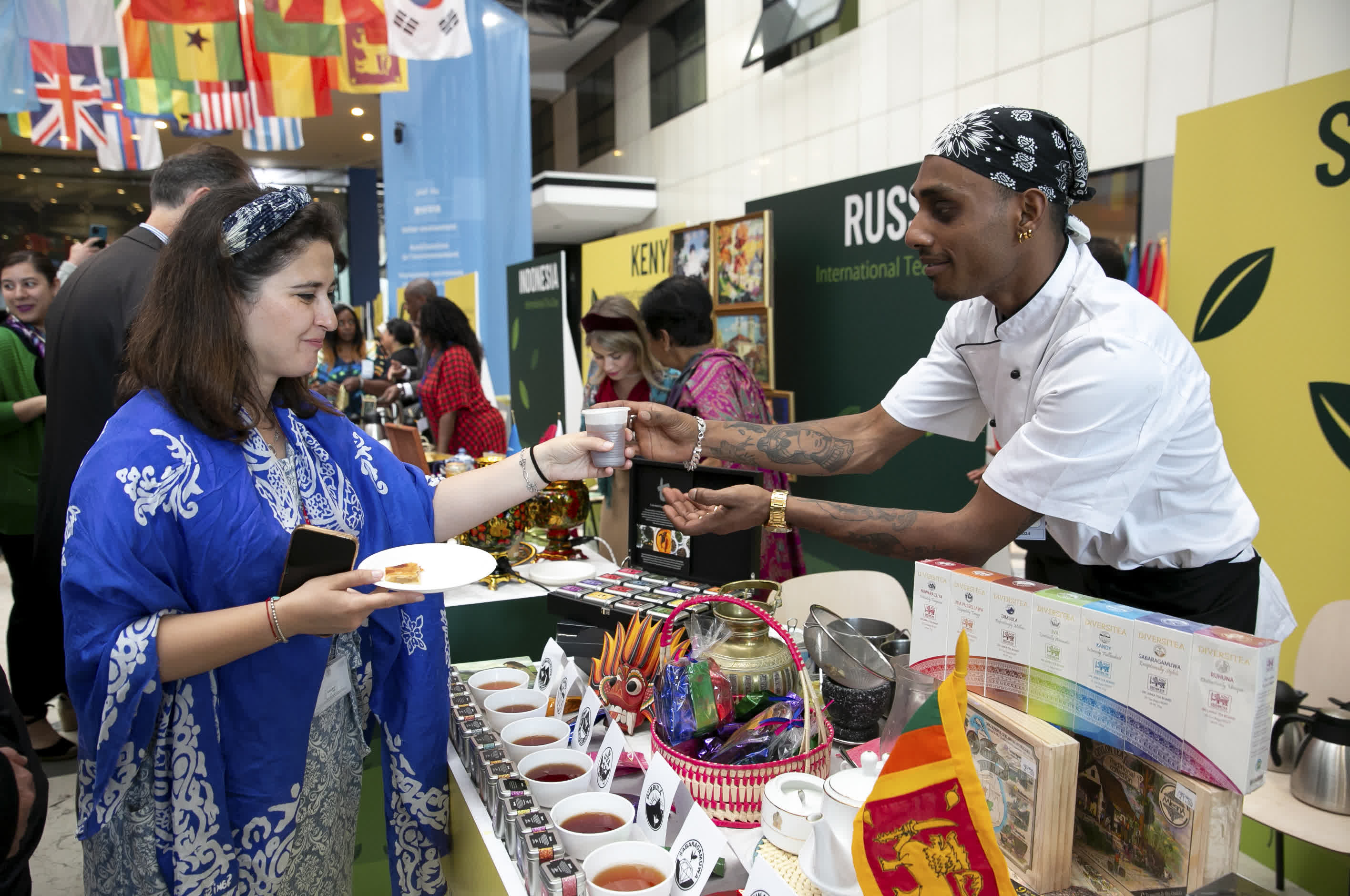 5月21日，在位於意大利羅馬的聯合國糧農組織總部，一名參觀者準備品嘗來自斯里蘭卡的茶品。（新華社）