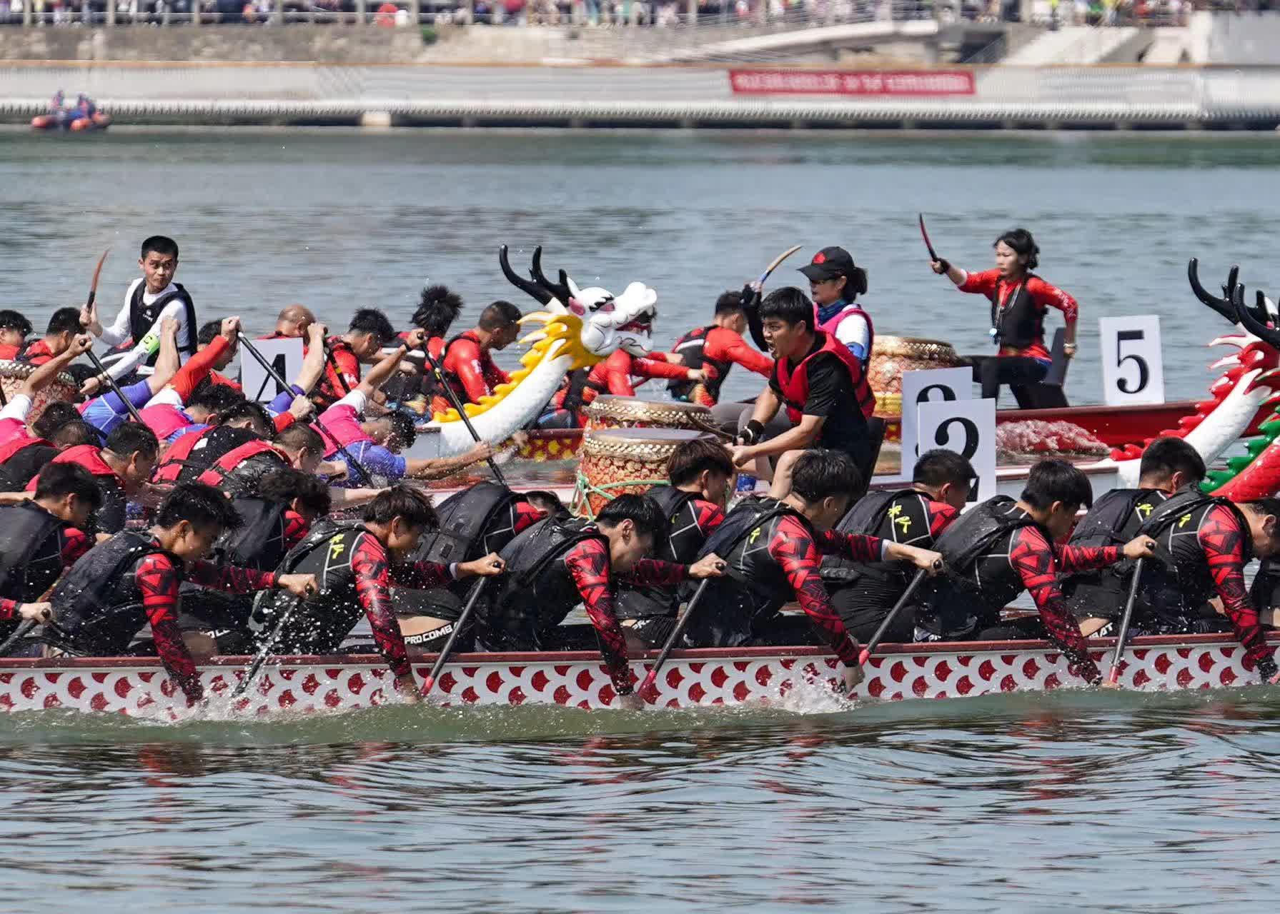 5月25日，參賽隊伍在「廬山盃」長江經濟帶龍舟邀請賽中競技。（新華社）