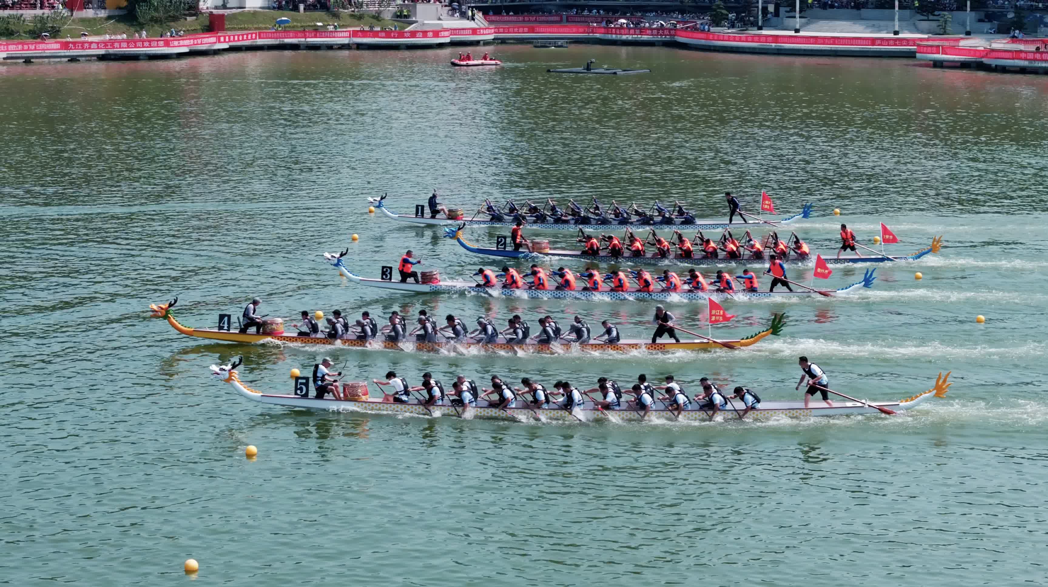 5月25日，參賽隊伍在「廬山盃」長江經濟帶龍舟邀請賽中競技（無人機照片）。（新華社）