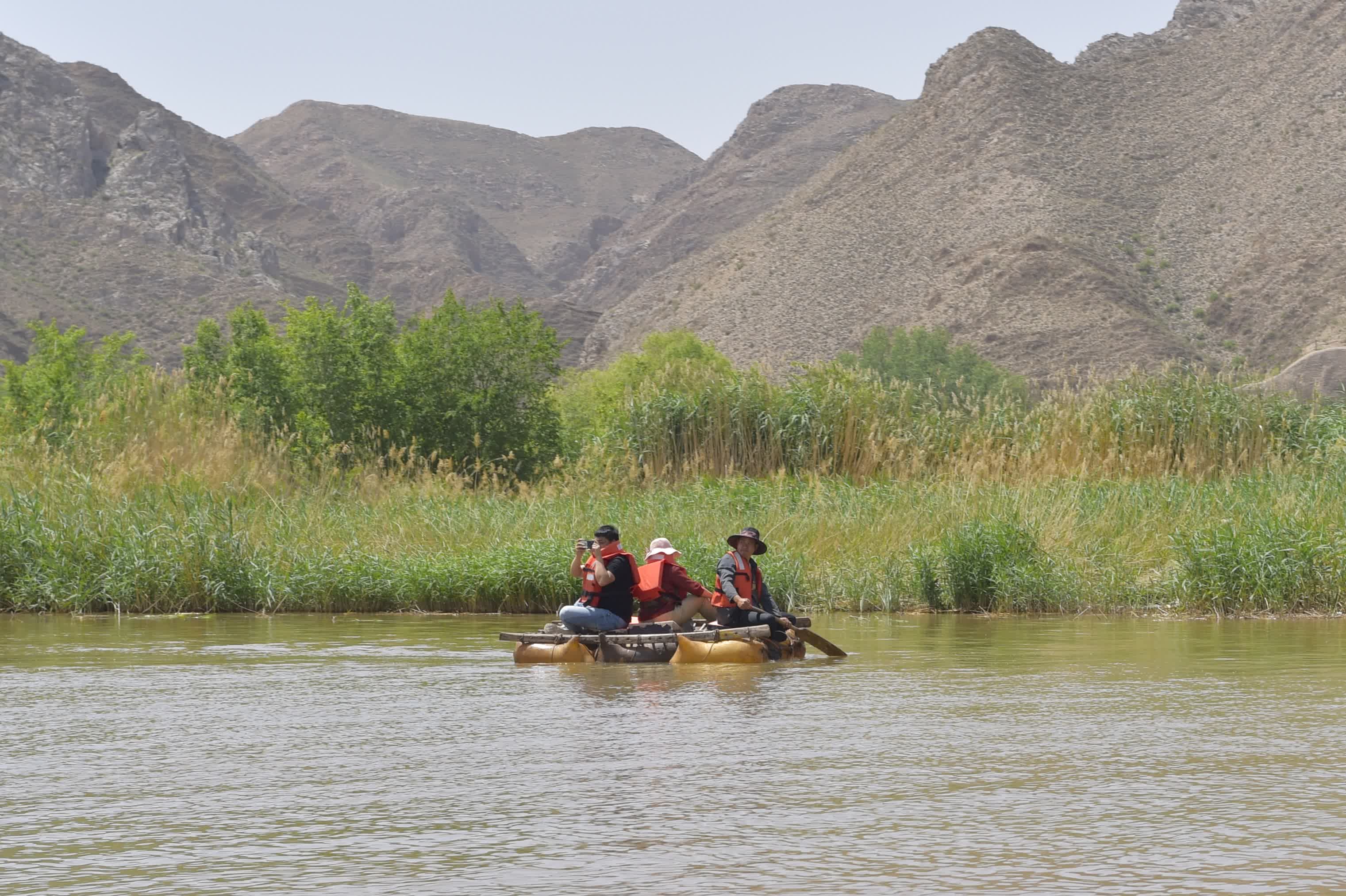 5月25日，遊客在寧夏吳忠市青銅峽黃河大峽谷旅遊區乘坐羊皮筏子遊覽。新華社