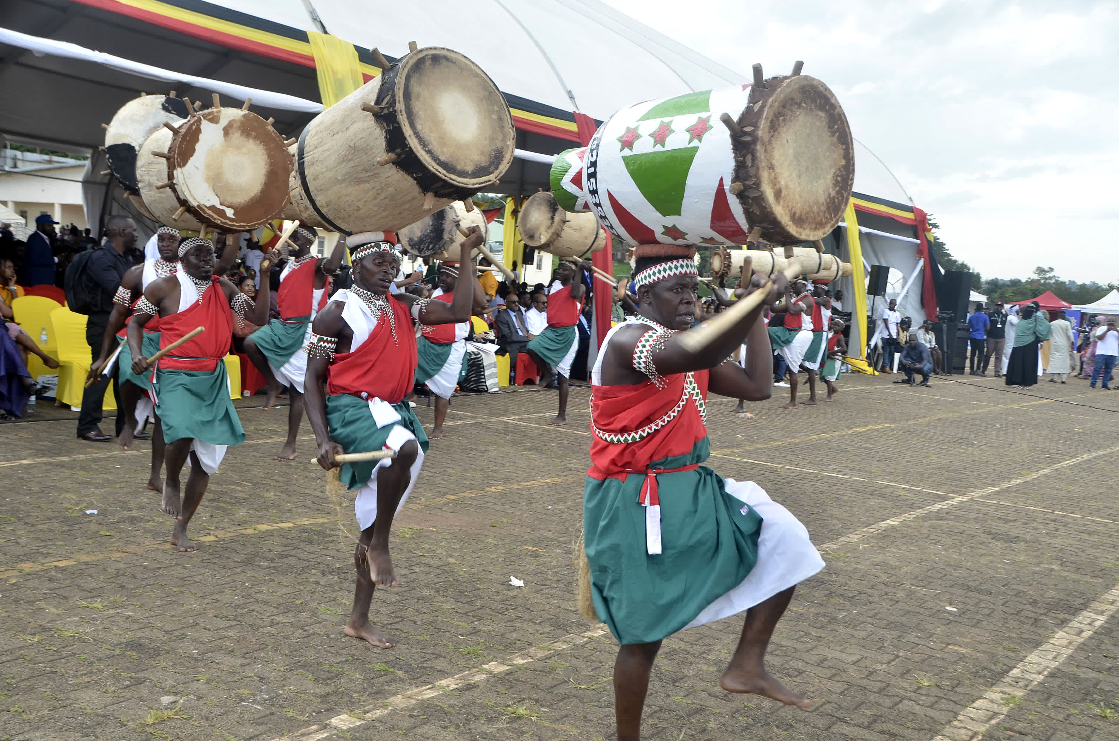 5月25日，演員在烏干達首都坎帕拉舉行的「非洲日」慶祝活動上表演舞蹈。新華社
