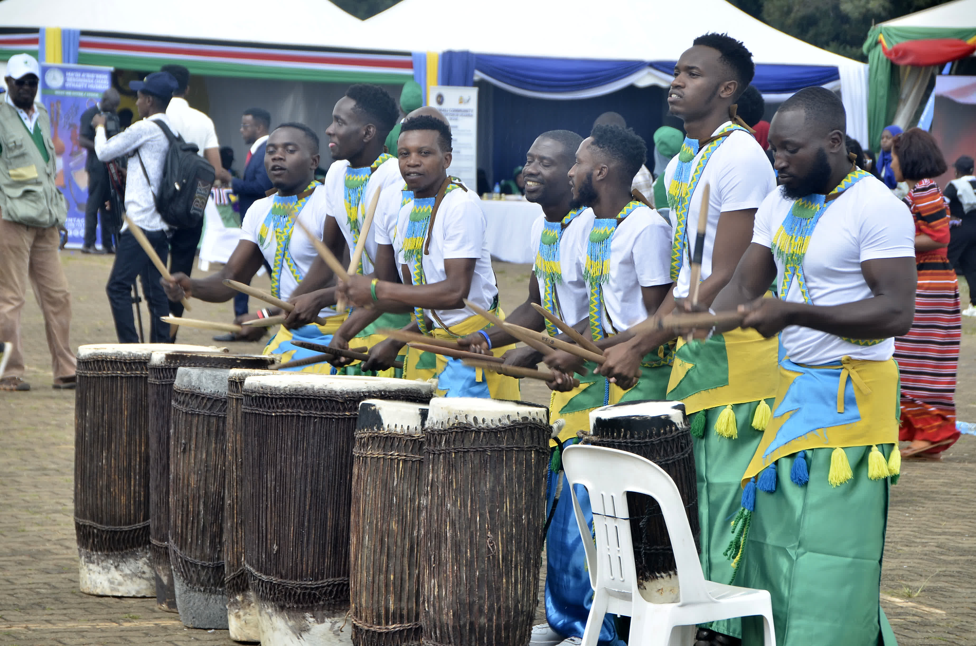 5月25日，演員在烏干達首都坎帕拉舉行的「非洲日」慶祝活動上擊鼓演奏。新華社