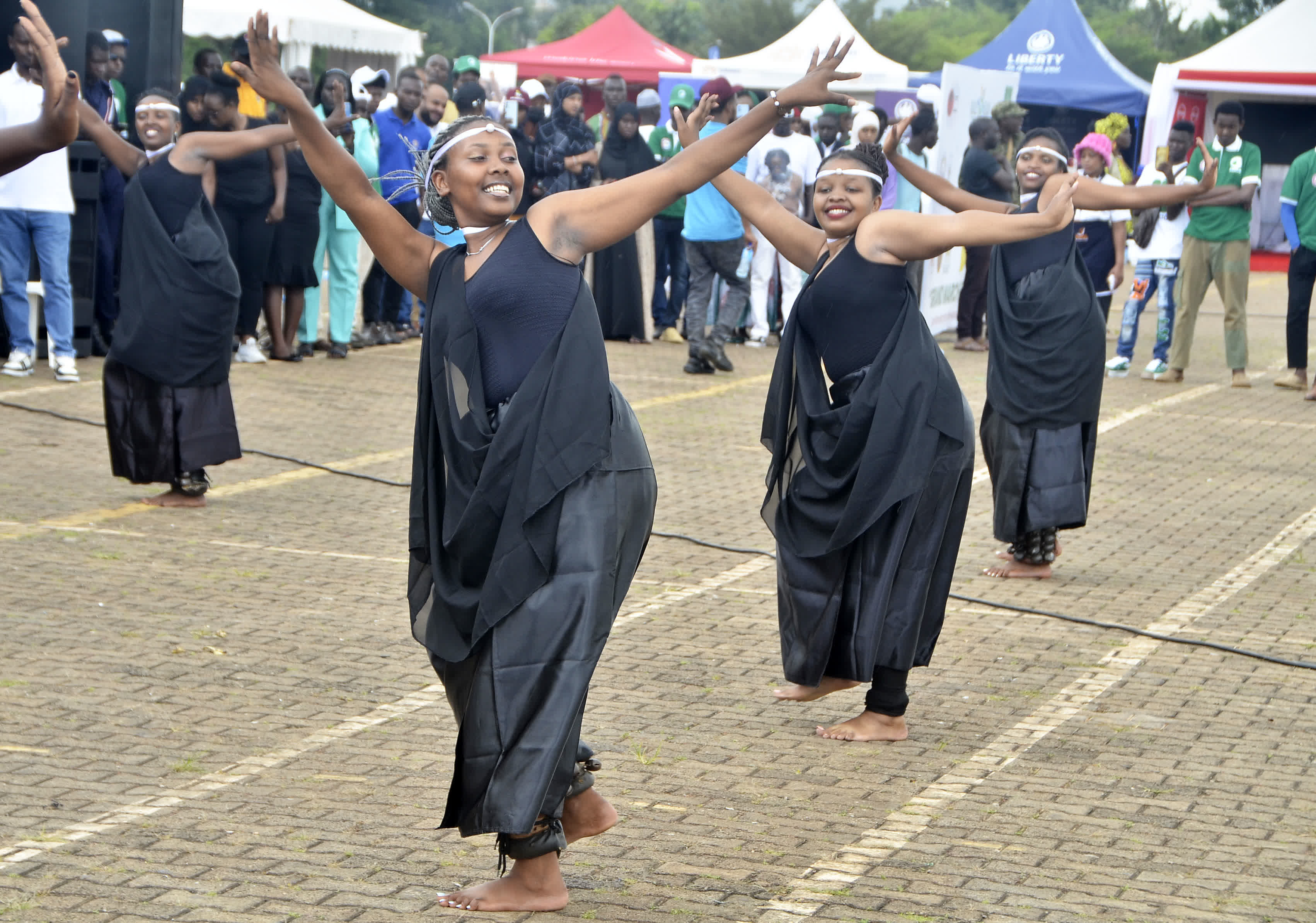 5月25日，演員在烏干達首都坎帕拉舉行的「非洲日」慶祝活動上表演舞蹈。新華社