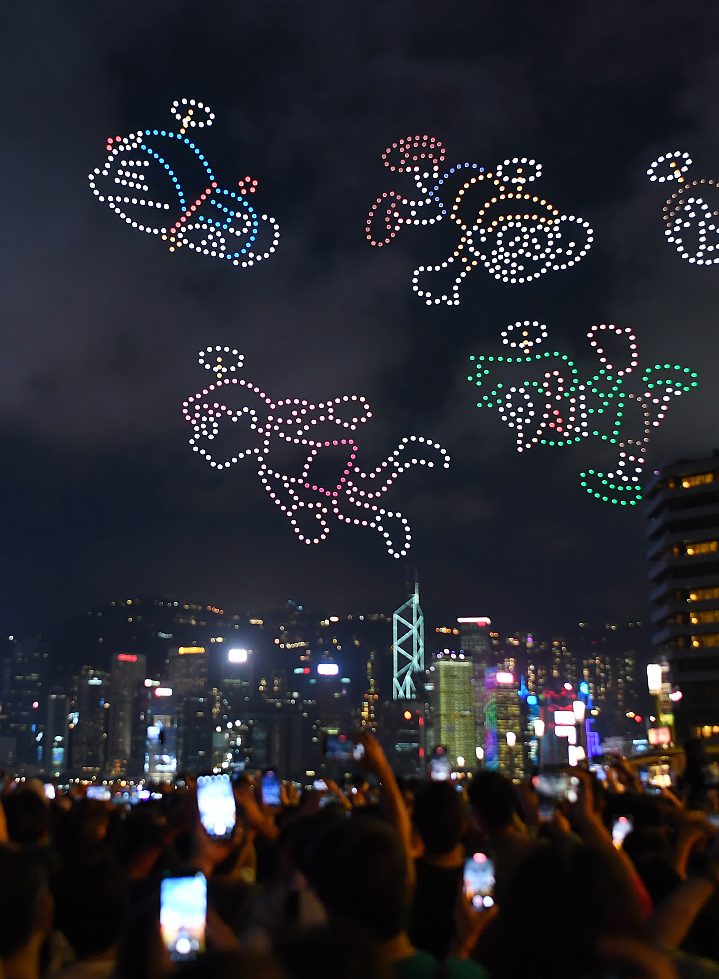 5月25日，無人機在維港上空拚成「哆啦A夢」經典角色圖案。新華社