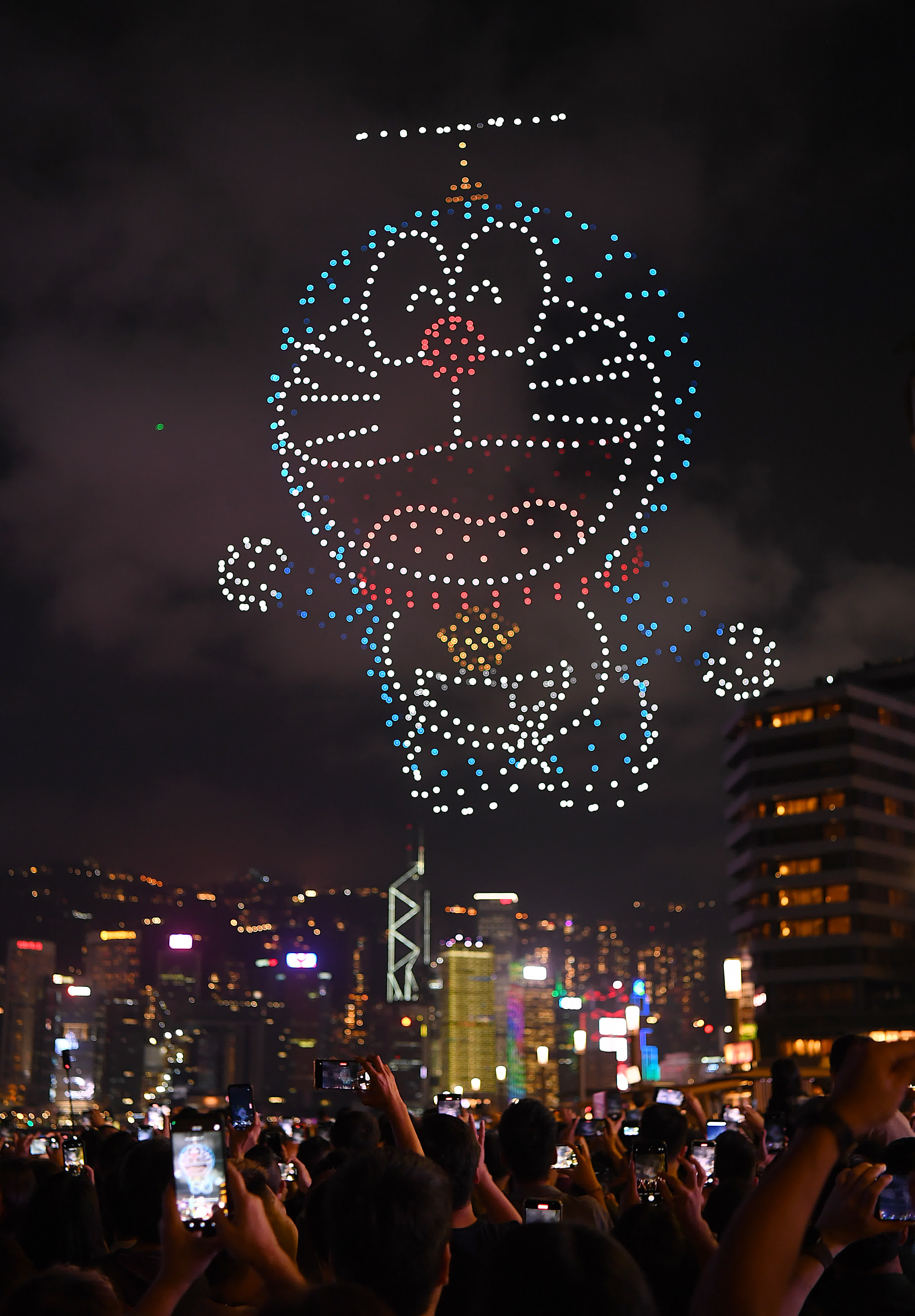 5月25日，無人機在維港上空拚成「哆啦A夢」圖案。新華社