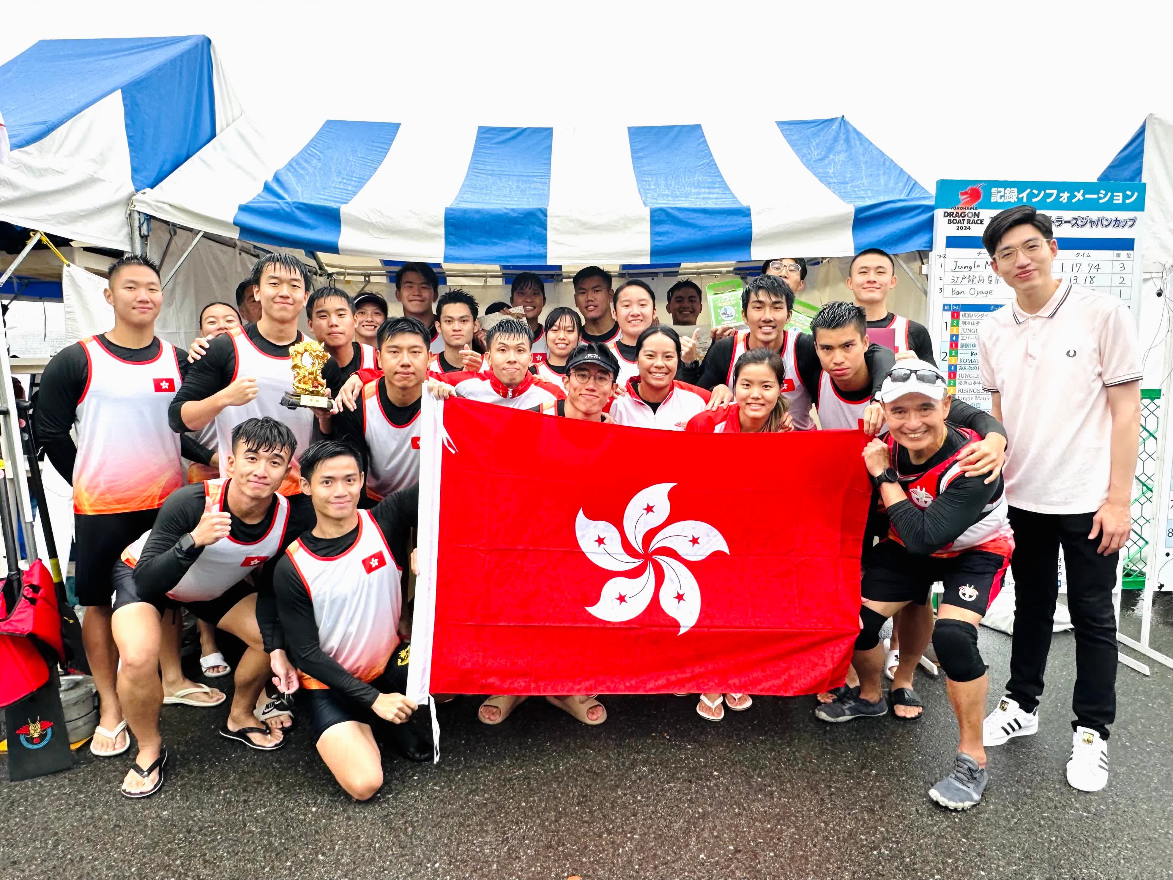 香港駐東京經(jīng)濟貿易助理代表謝智浩（右一）與香港杯冠軍隊伍中國香港龍舟總會(huì )合照。（政府新聞處）