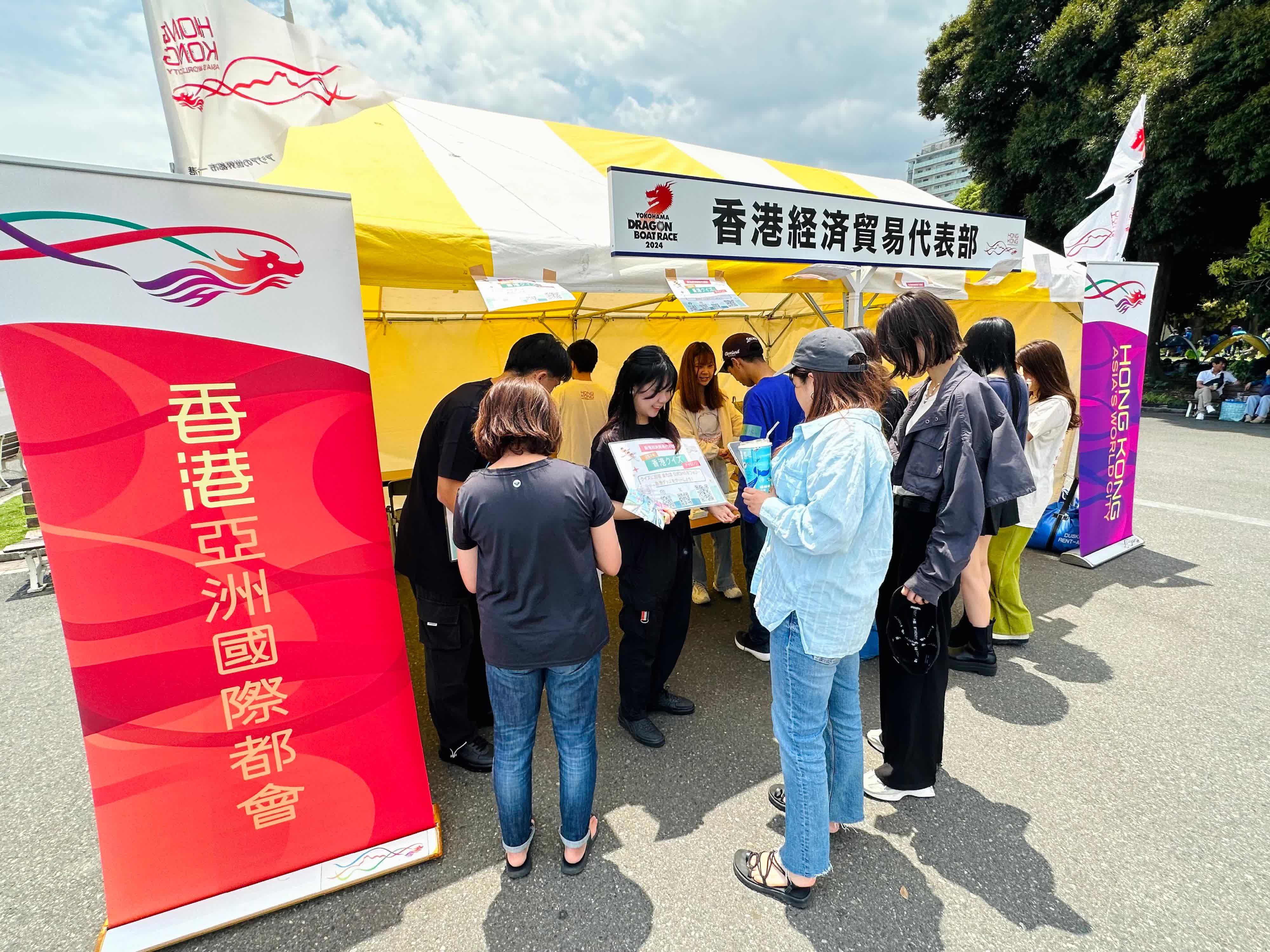 遊人參觀(guān)由香港駐東京經(jīng)濟貿易辦事處設立的攤位。（政府新聞處）