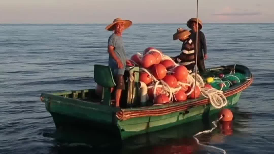 視頻曝光！菲非法「坐灘」軍艦上人員偷竊我方漁民漁網