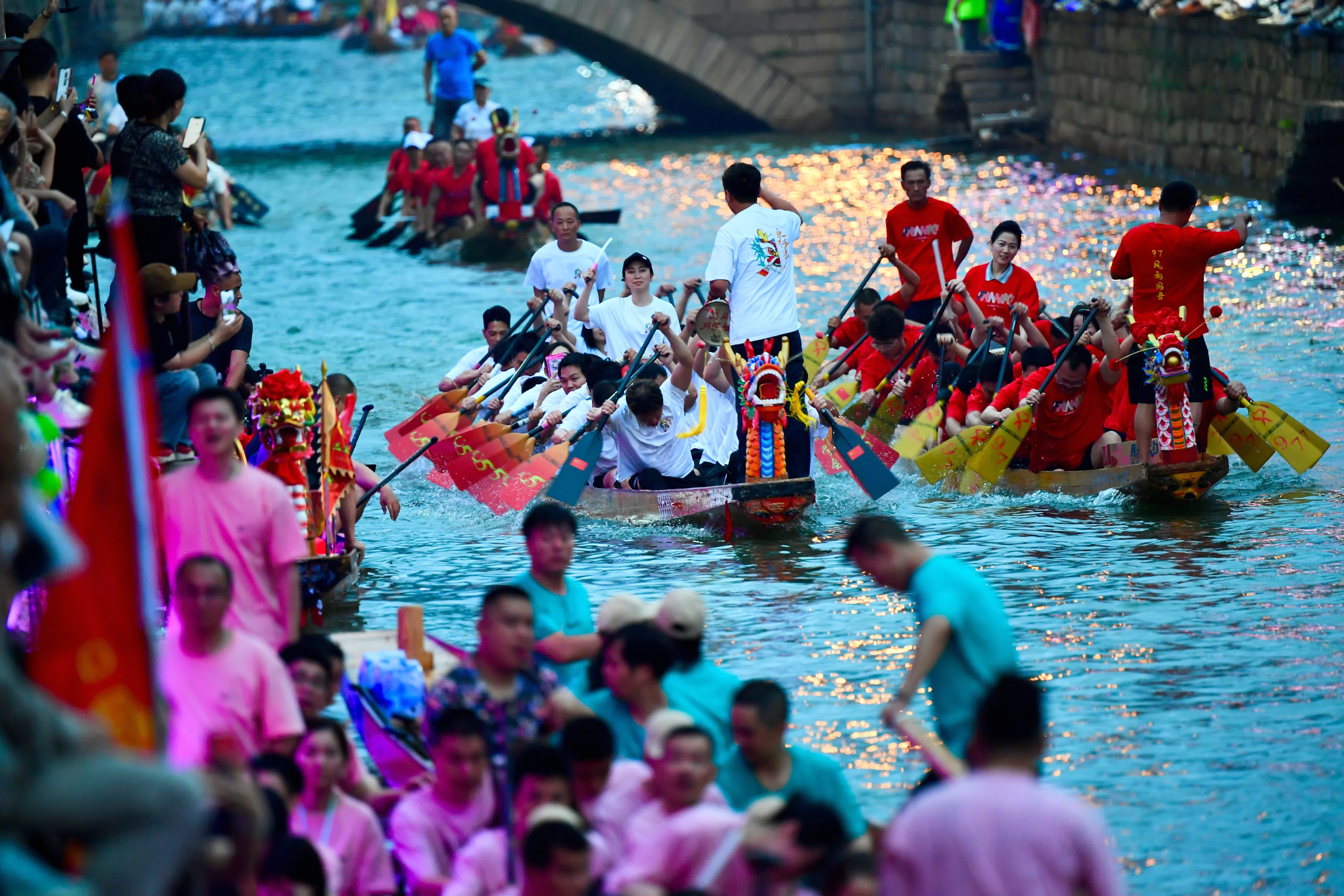 6月9日，福州市長樂區三溪村在夜賽龍舟迎端午。（新華社）