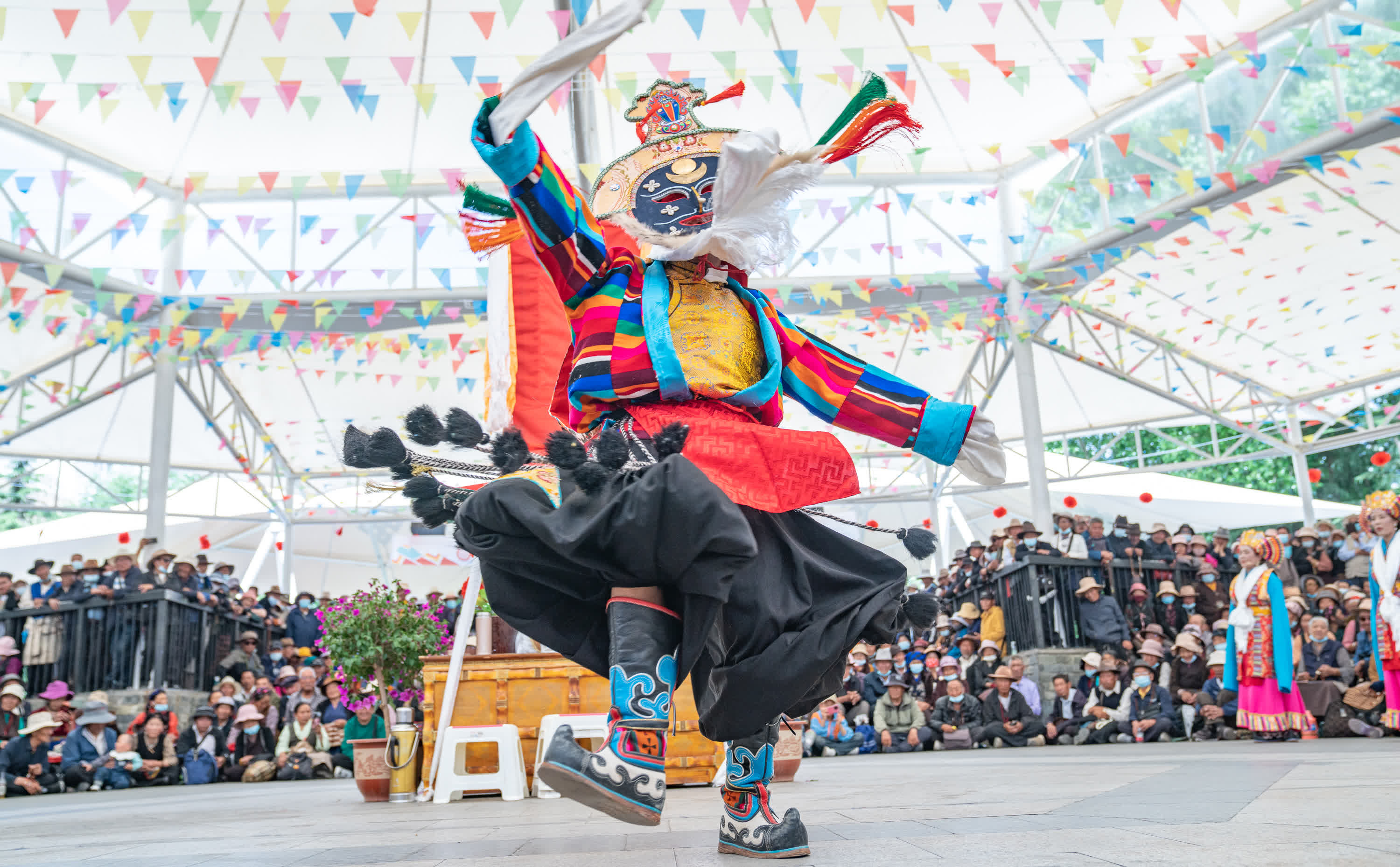 6月11日，藏戲藝人在拉薩市宗角祿康公園表演。（新華社）