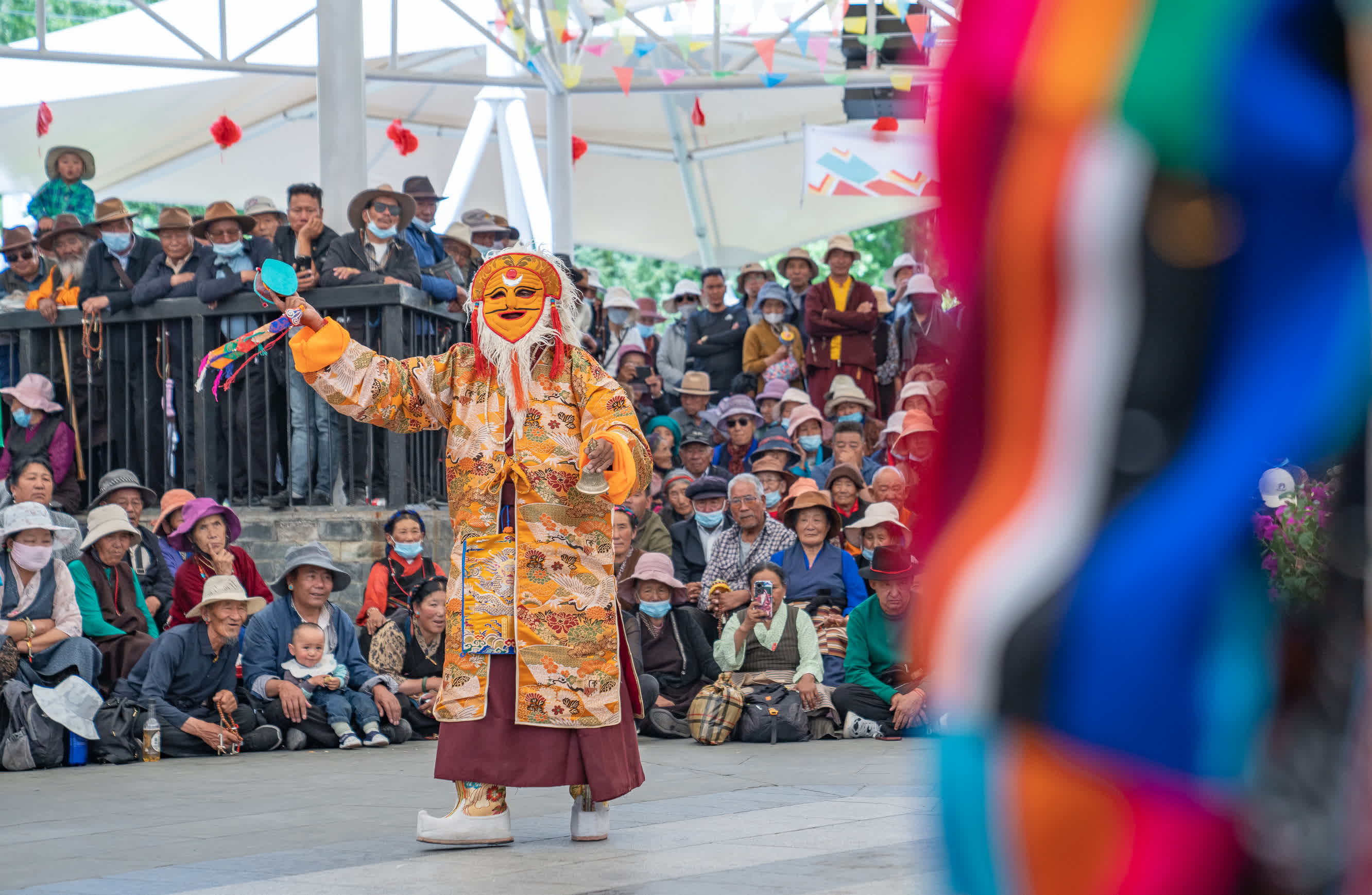6月11日，藏戲藝人在拉薩市宗角祿康公園表演。（新華社）