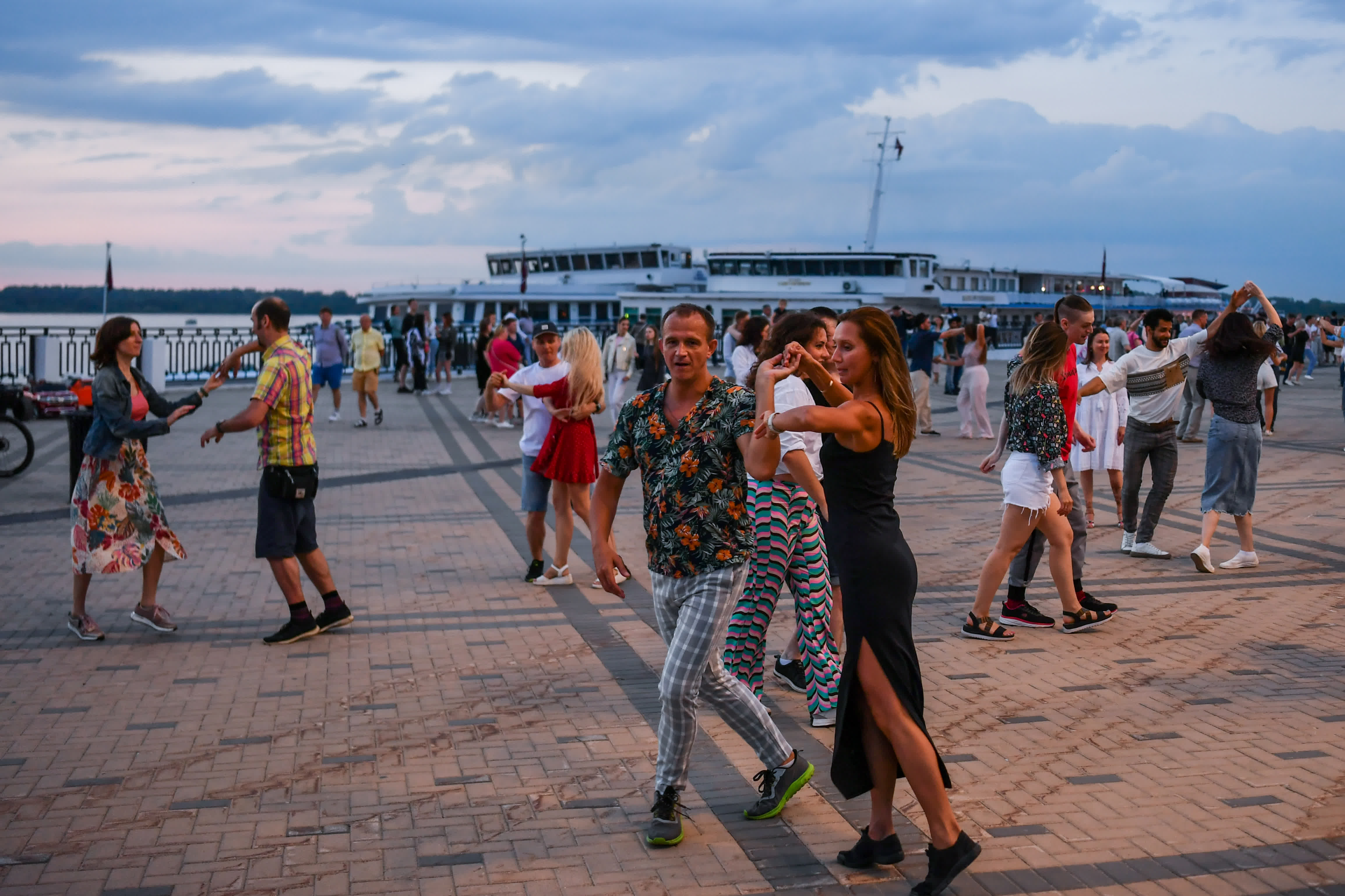 6月9日，人們在俄羅斯下諾夫哥羅德的街頭跳舞。（新華社）
