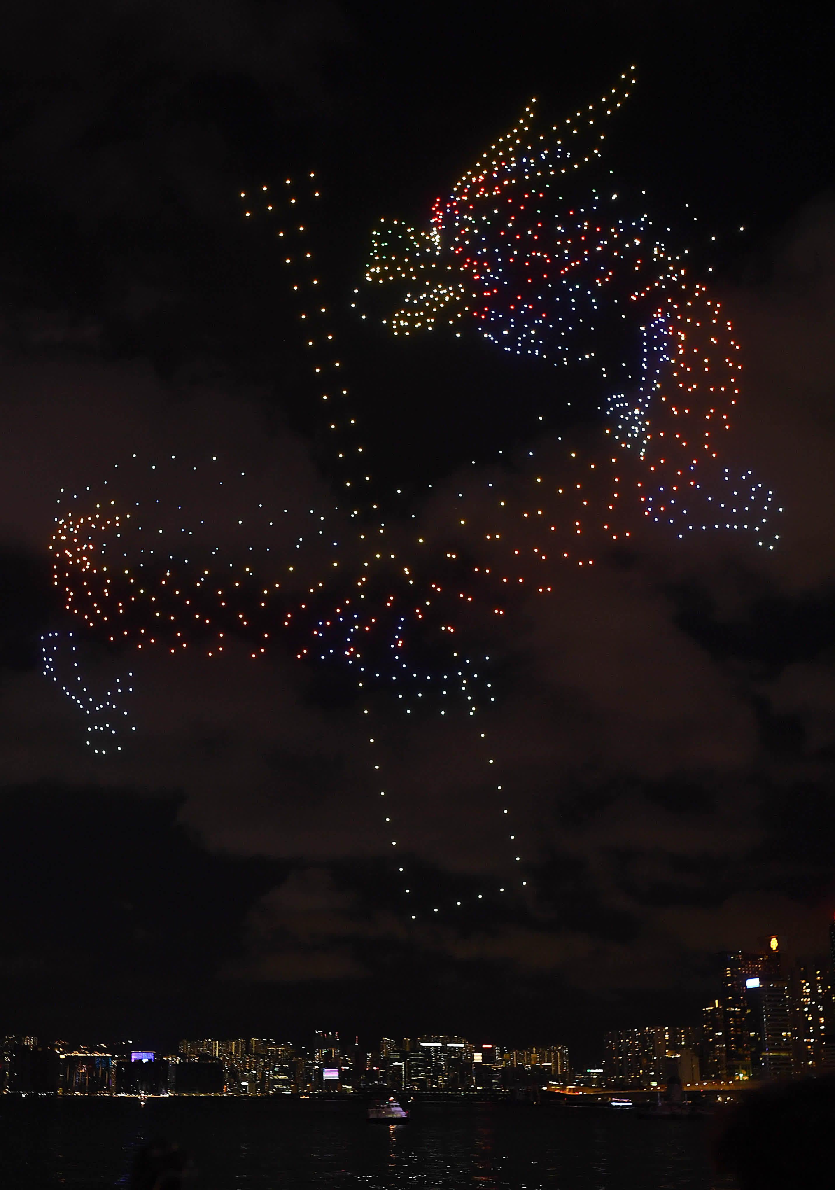 6月10日，無人機在維港上空拼成「飛龍在天」圖案。（新華社）