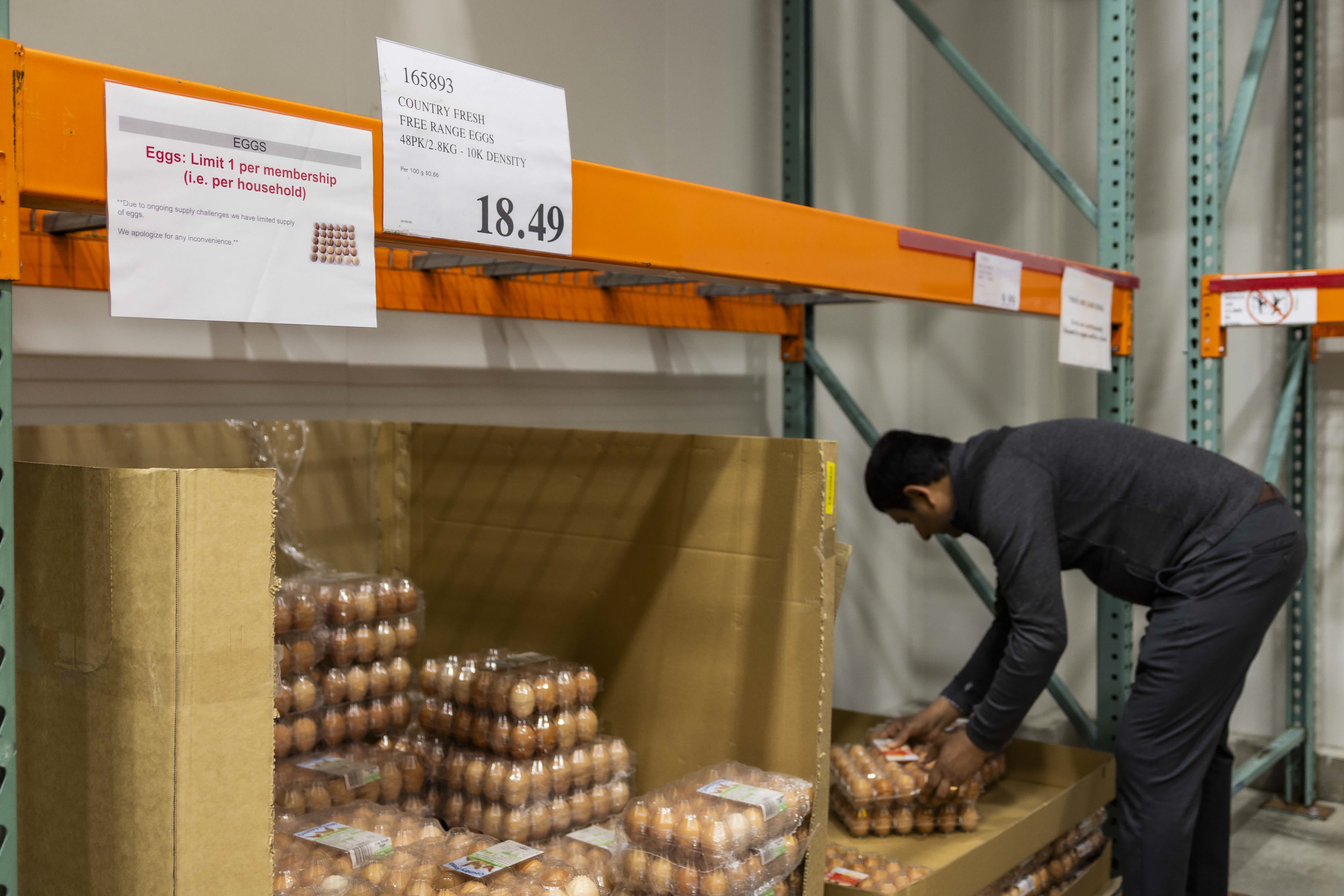 6月13日，居民在澳大利亞首都堪培拉一家超市購買雞蛋。新華社