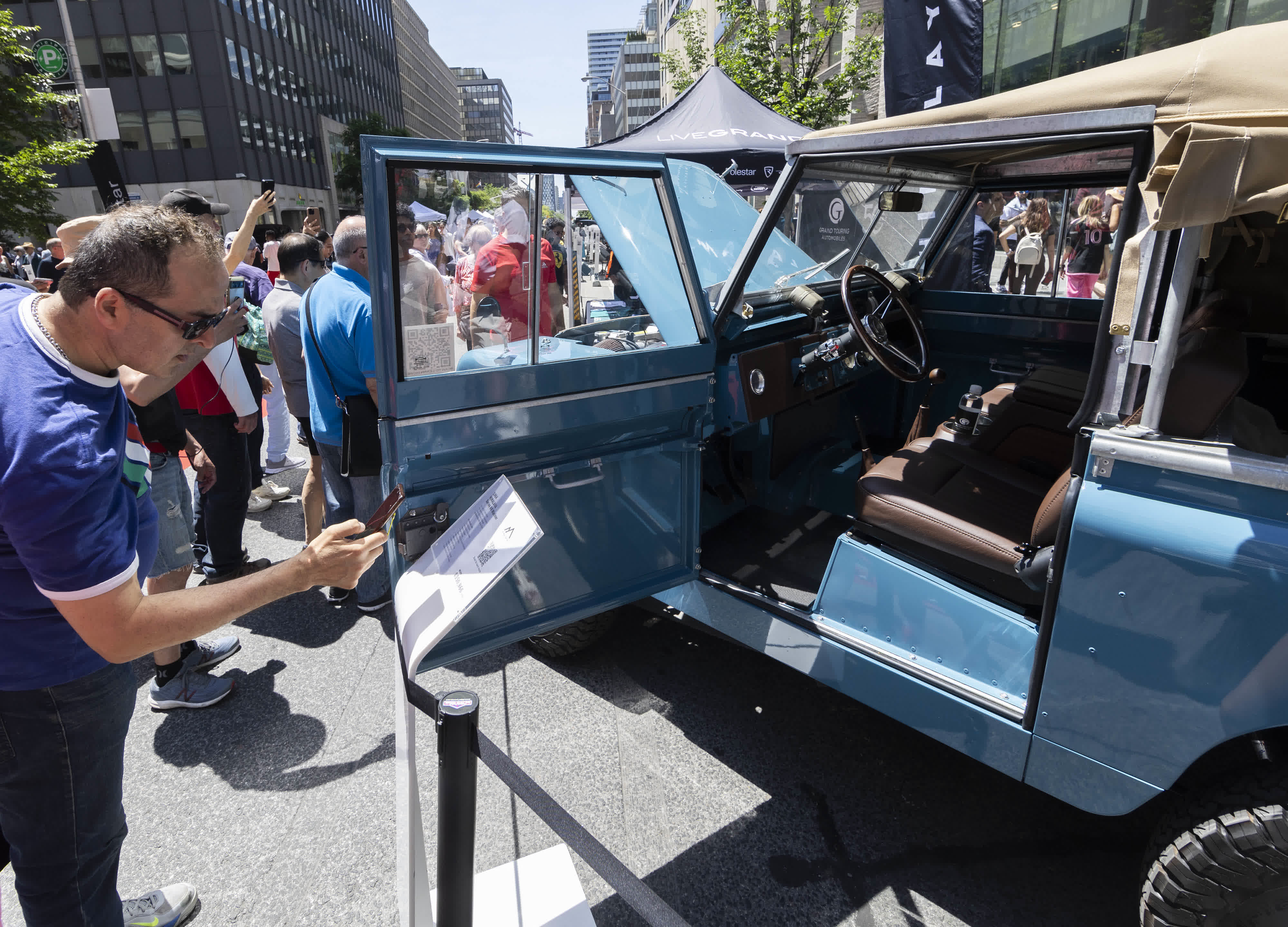 6月16日，人們在加拿大多倫多舉辦的街頭名車展上參觀。（新華社）