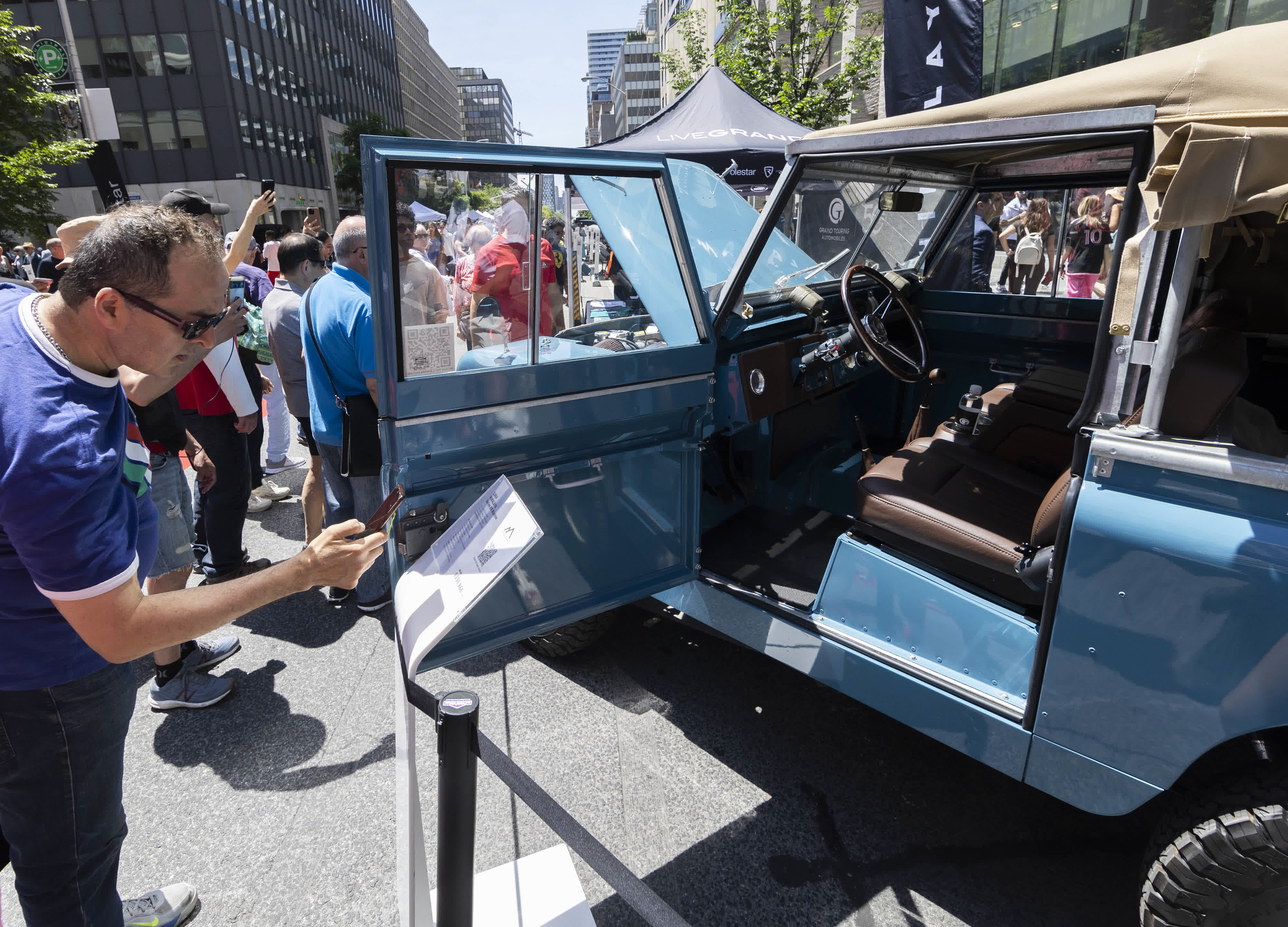 6月16日，人們在加拿大多倫多舉辦的街頭名車(chē)展上參觀(guān)。（新華社）