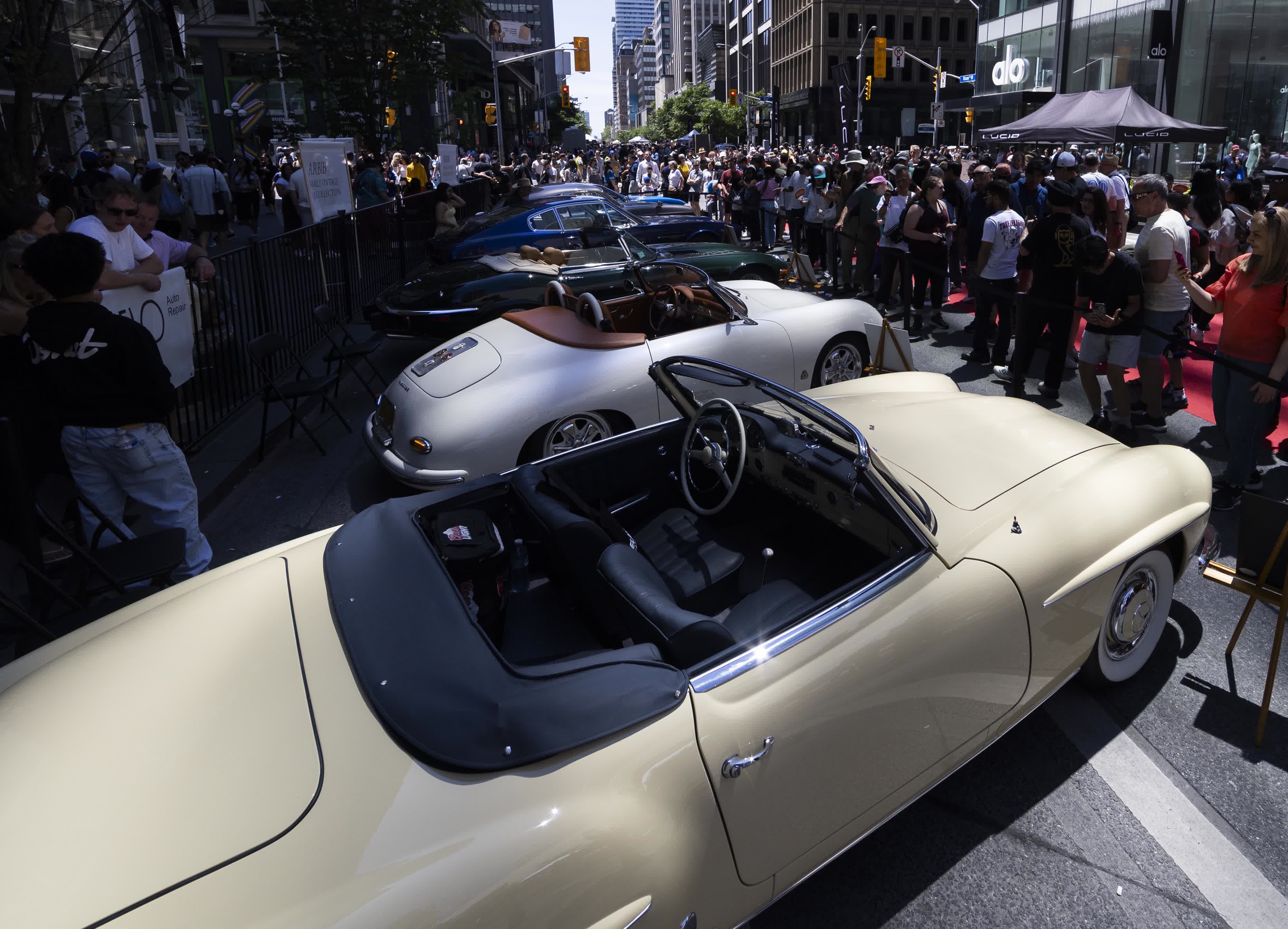 6月16日，人們在加拿大多倫多舉辦的街頭名車展上參觀。（新華社）