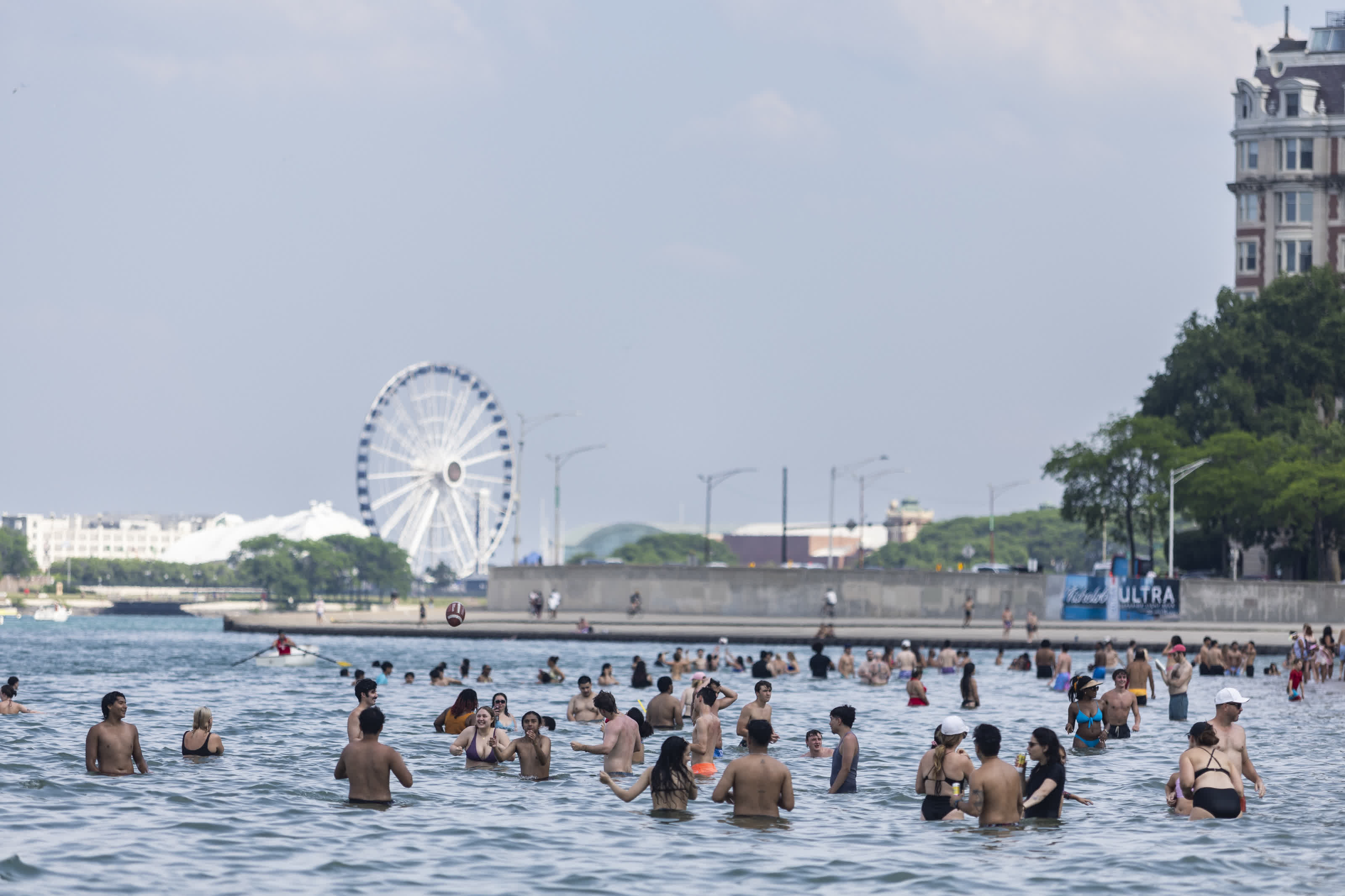  6月17日，人們在美國芝加哥密歇根湖戲水消暑。（新華社）