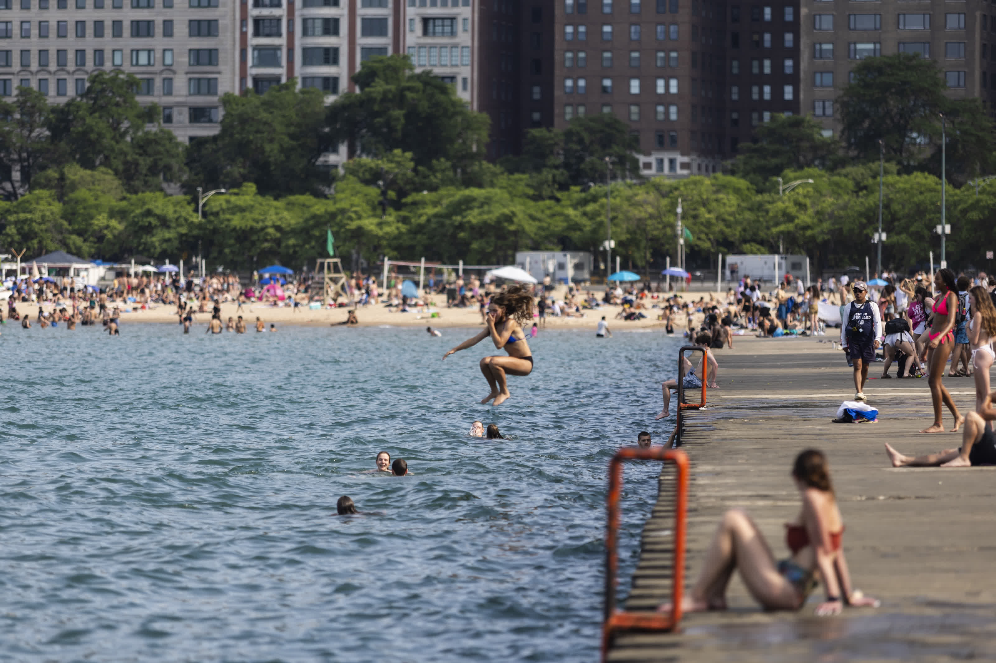 6月17日，人們在美國芝加哥密歇根湖戲水消暑。（新華社）