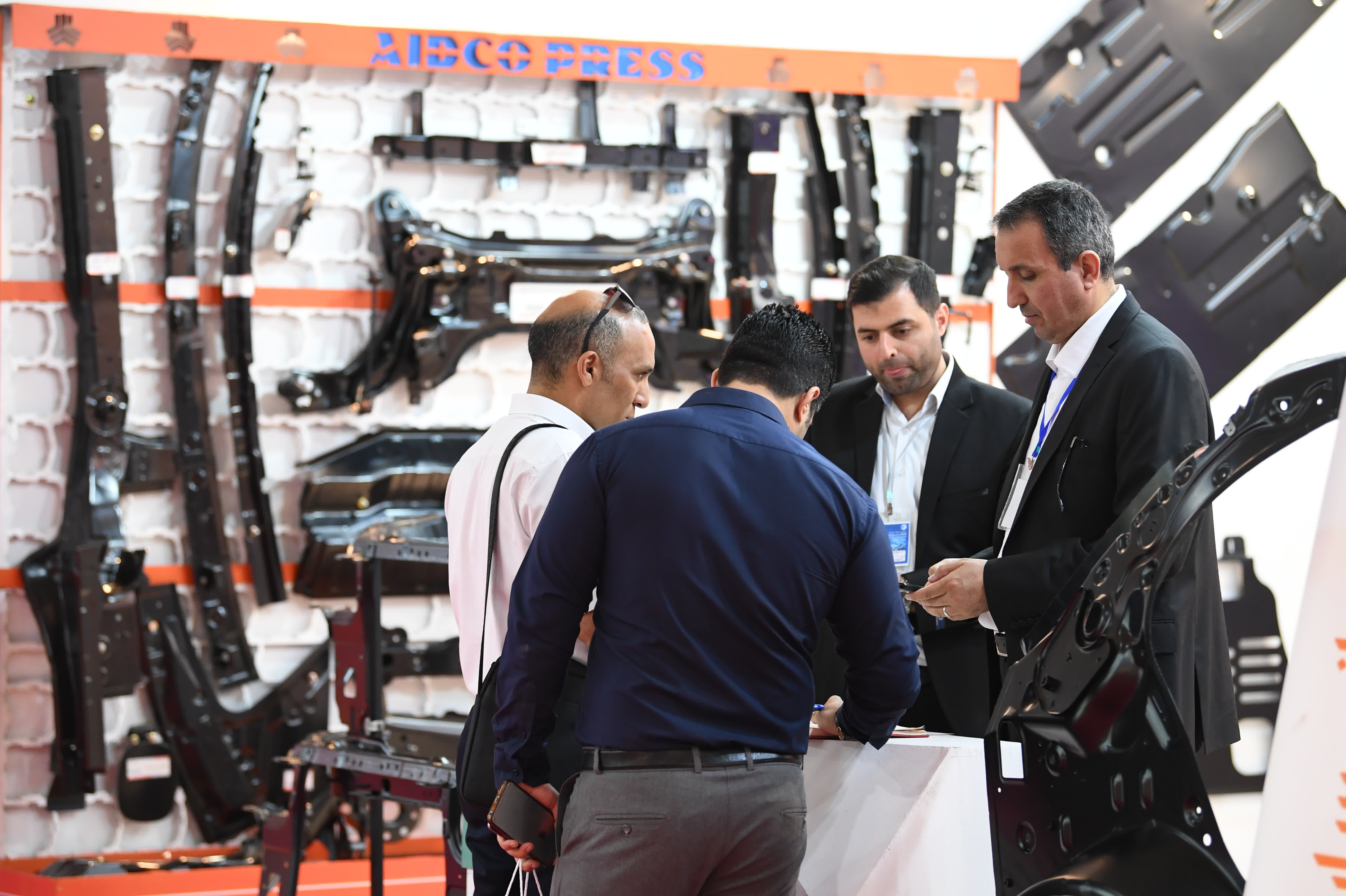 6月18日，人們在伊朗首都德黑蘭舉行的國際汽車零配件展覽會上參觀。新華社