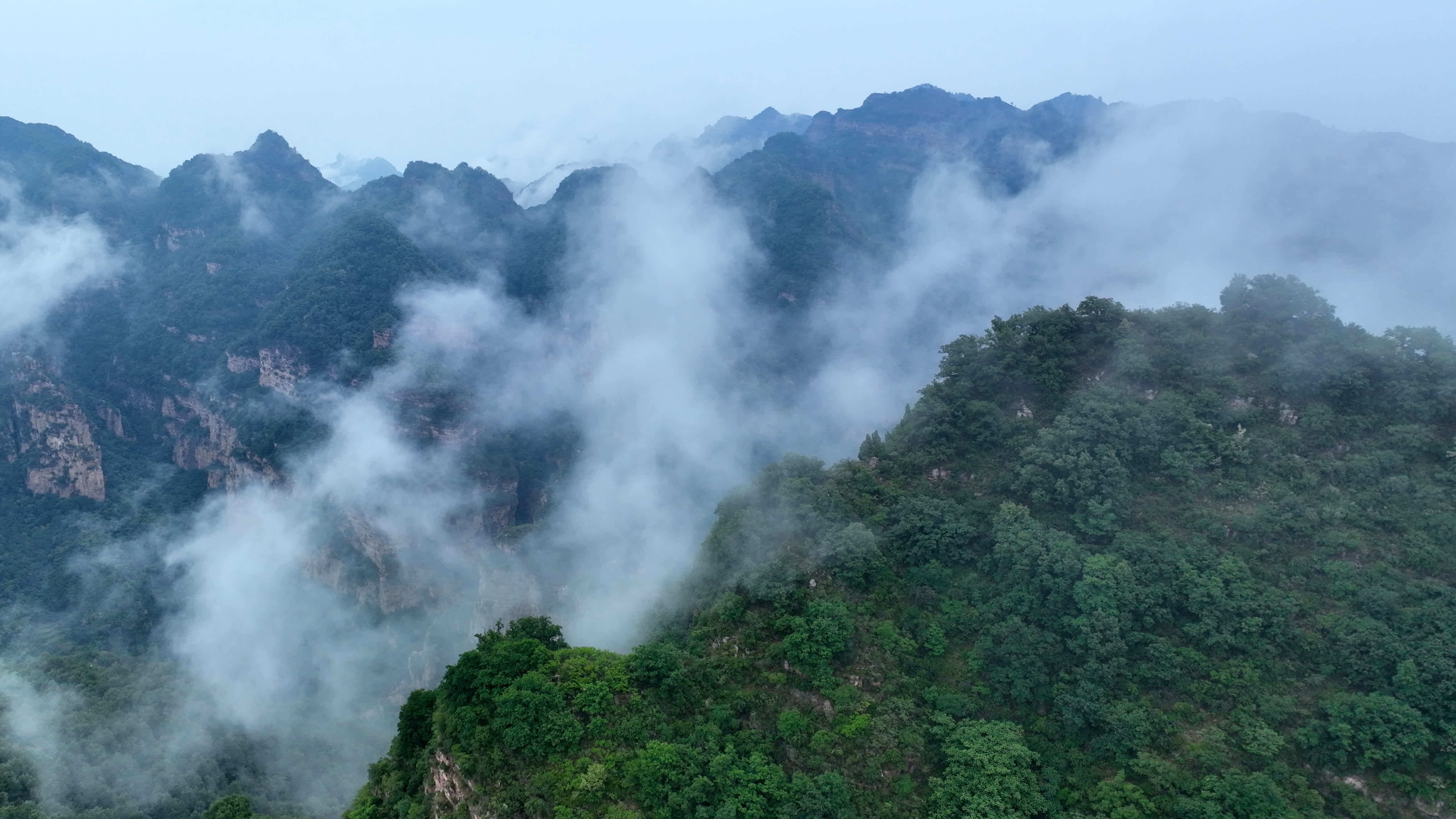 河北省邢臺市紫金山景區雲海景觀(guān)（無(wú)人機照片）。（新華社）