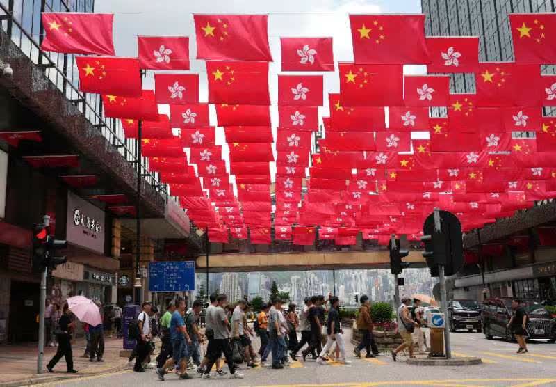 香港回歸祖國27周年市面氣氛。（大公報記者黃洋港攝）