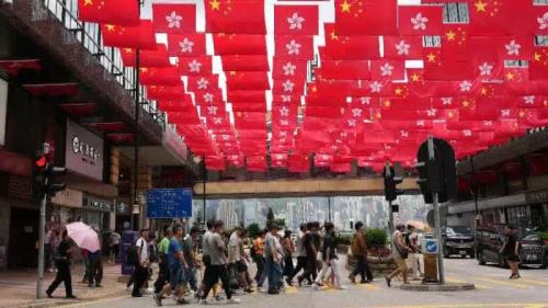 慶回歸27周年｜大街小巷披新裝　香港街頭氣氛濃