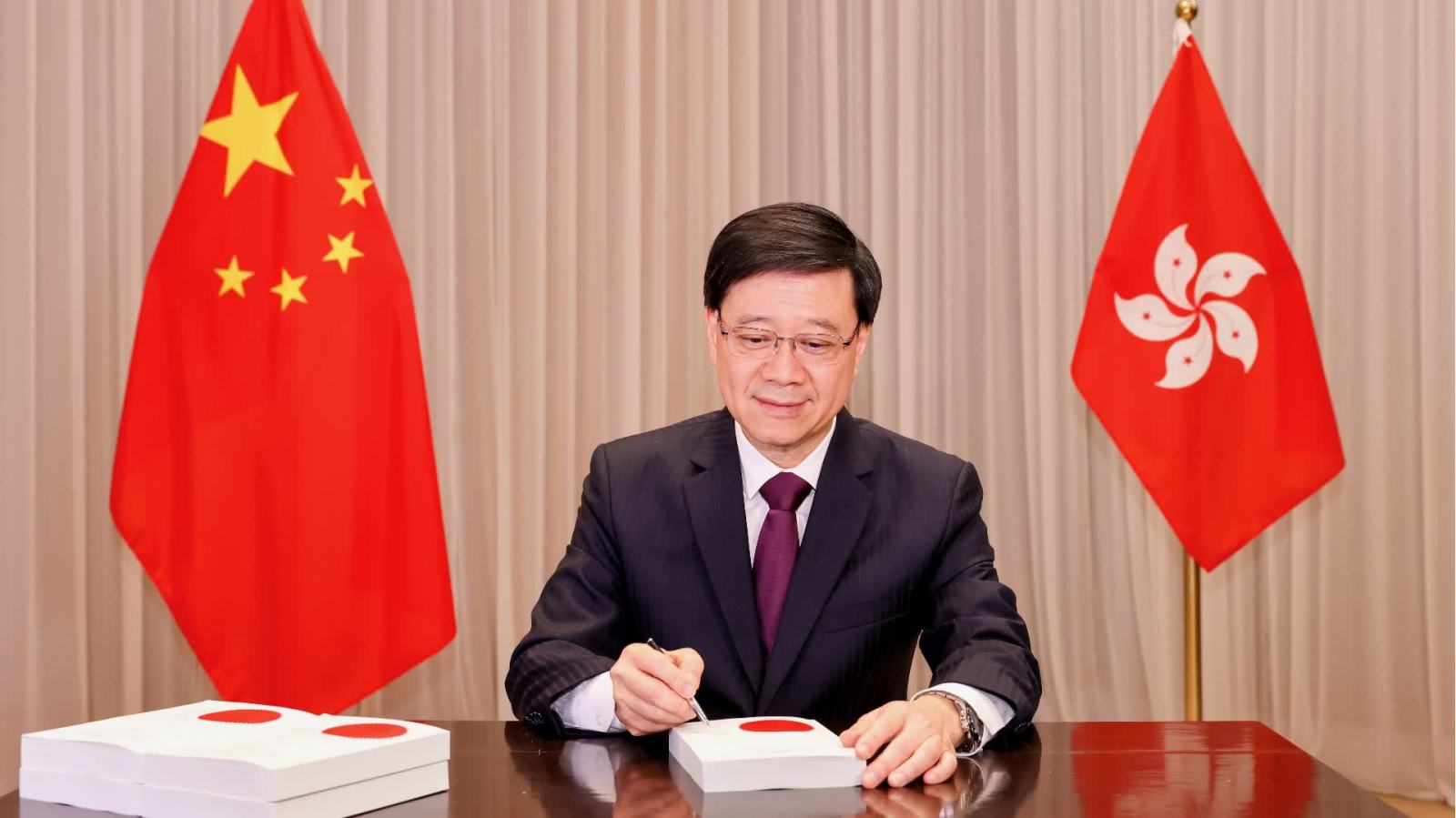 李家超署名文章：香港回歸以來「一國兩制」實踐取得舉世矚目的重大成就　「一國兩制」巨大優越性不斷彰顯