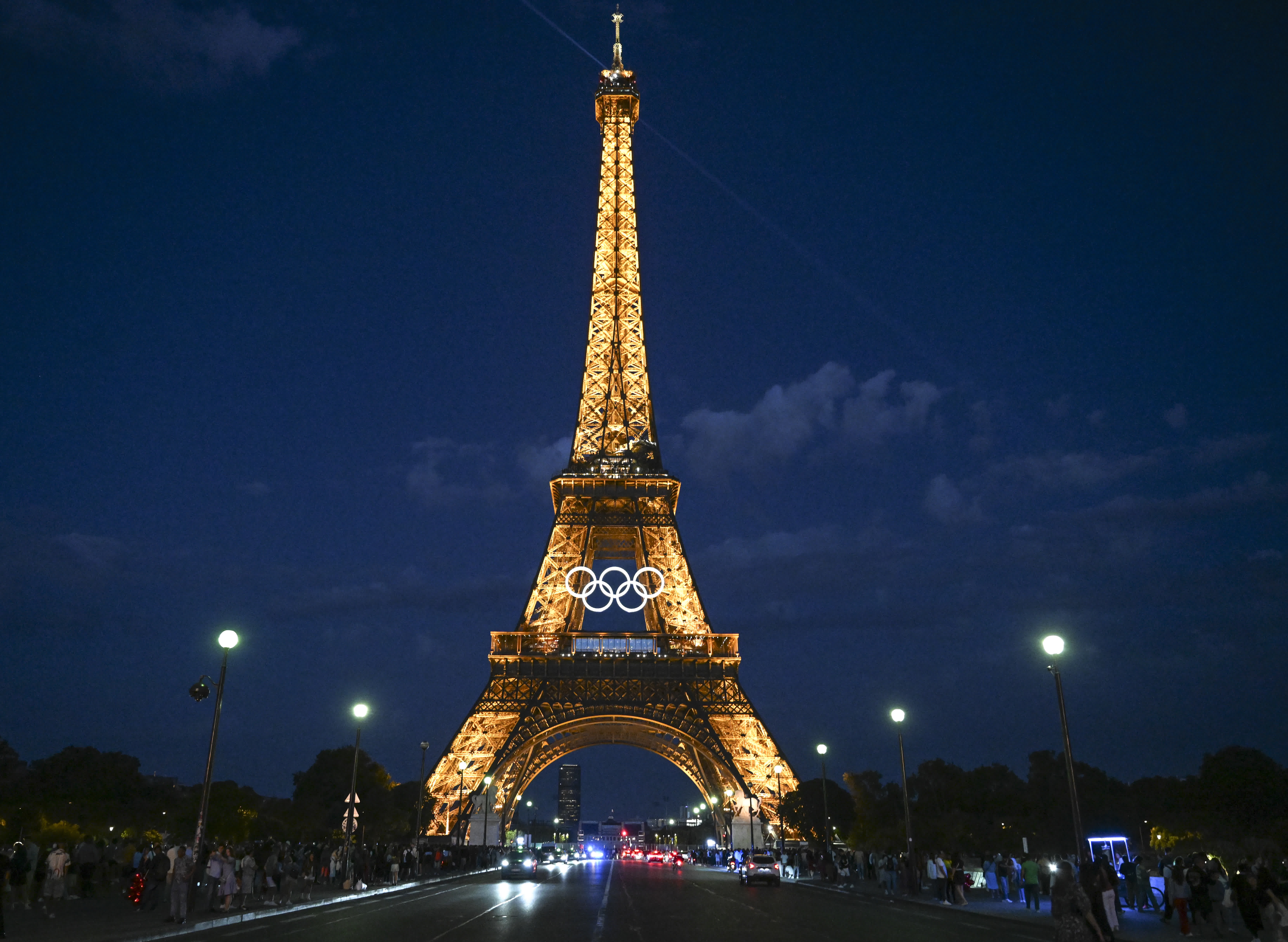這是6月28日拍攝的懸掛奧運五環的埃菲爾鐵塔。（新華社）