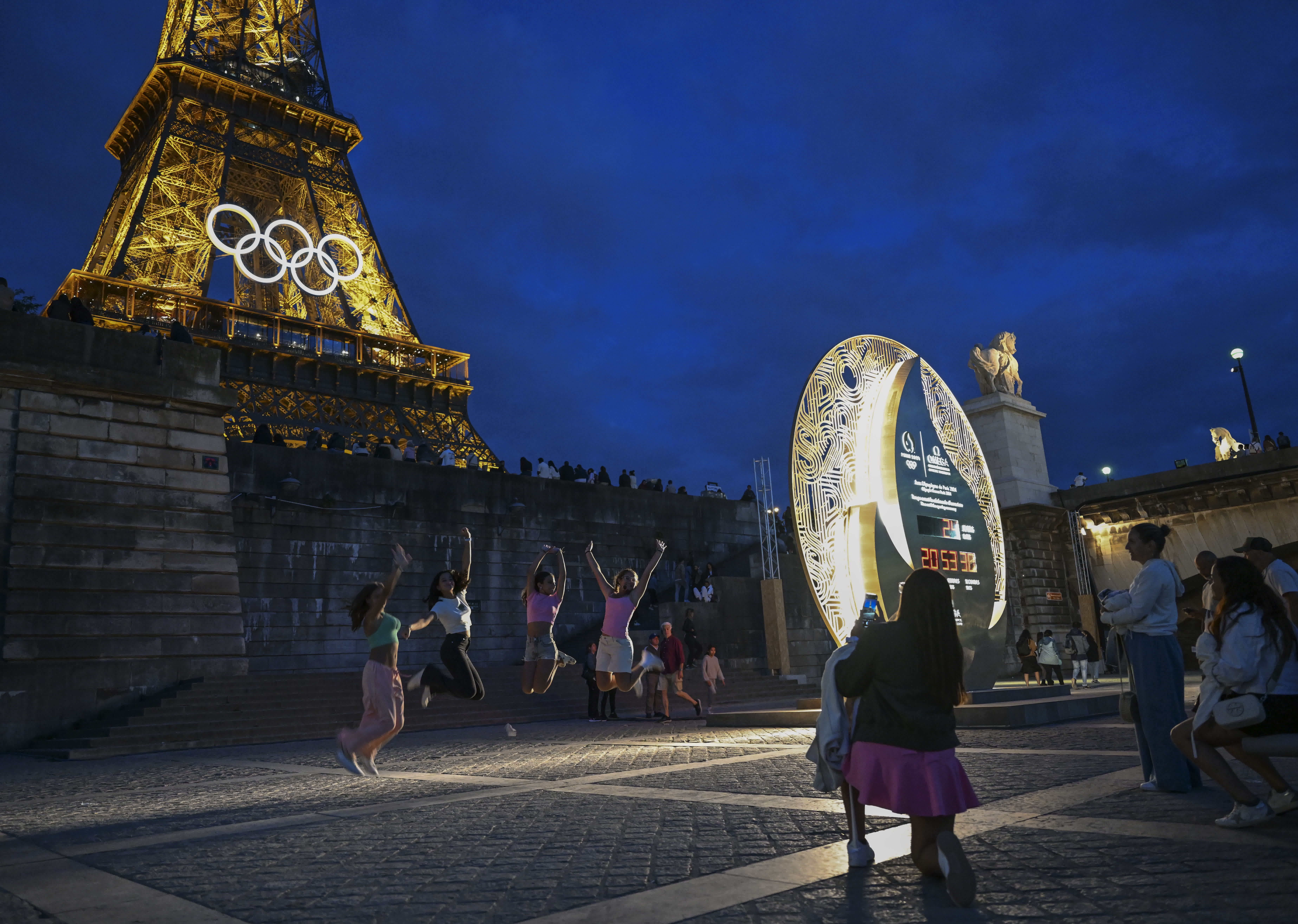 7月1日，遊客在埃菲爾鐵塔下和奧運倒計時牌留影。（新華社）