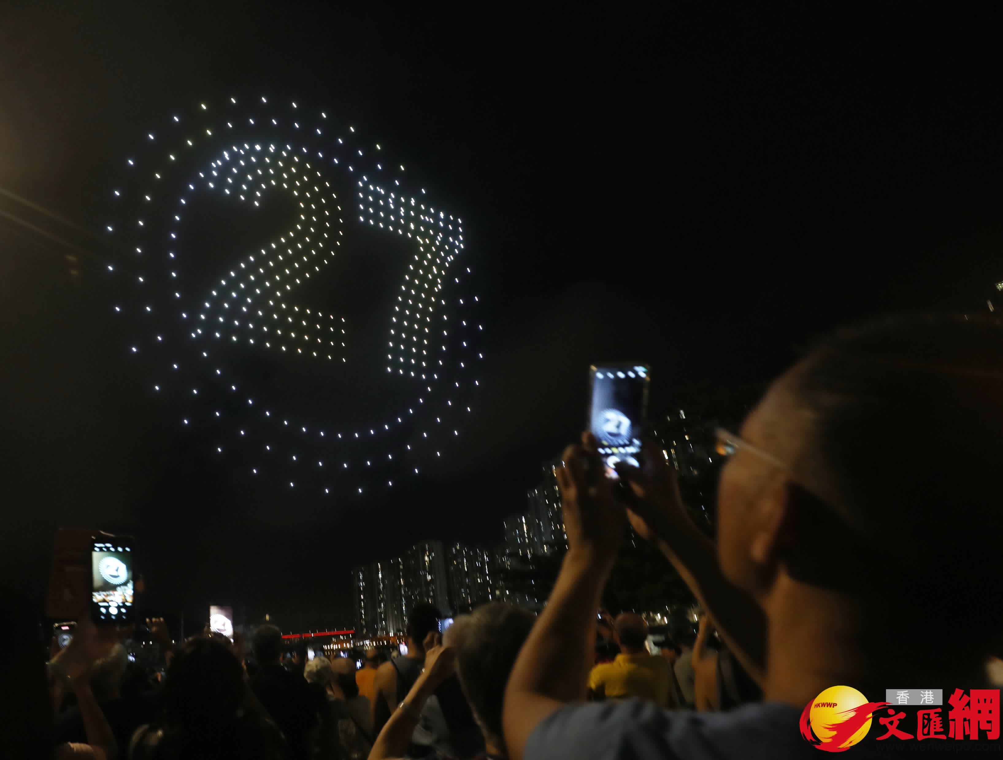 荃灣區舉行無人機表演，慶祝香港回歸27周年。（香港文匯報記者郭木又 攝）