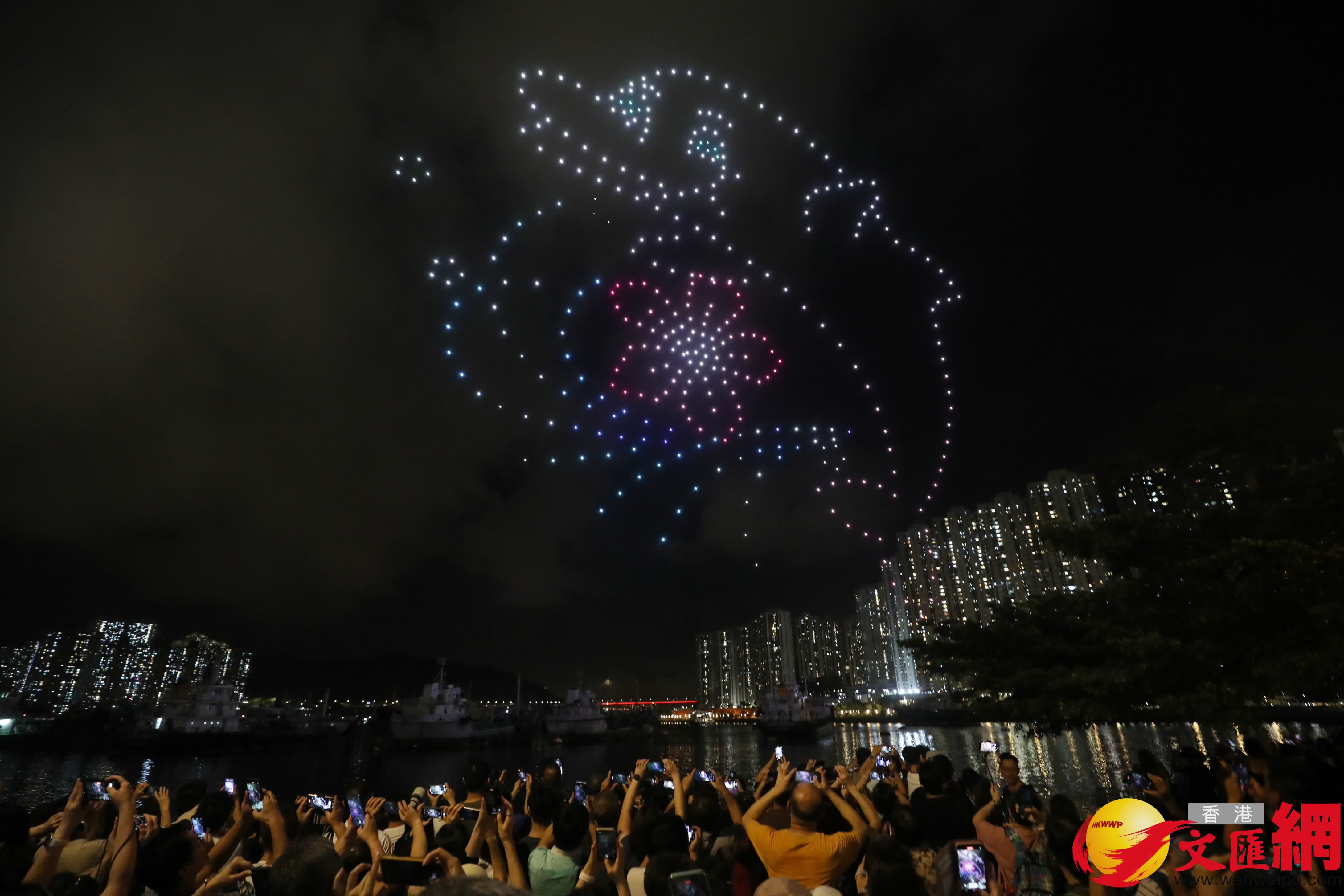 荃灣區舉行無人機表演，慶祝香港回歸27周年。（香港文匯報記者郭木又 攝）