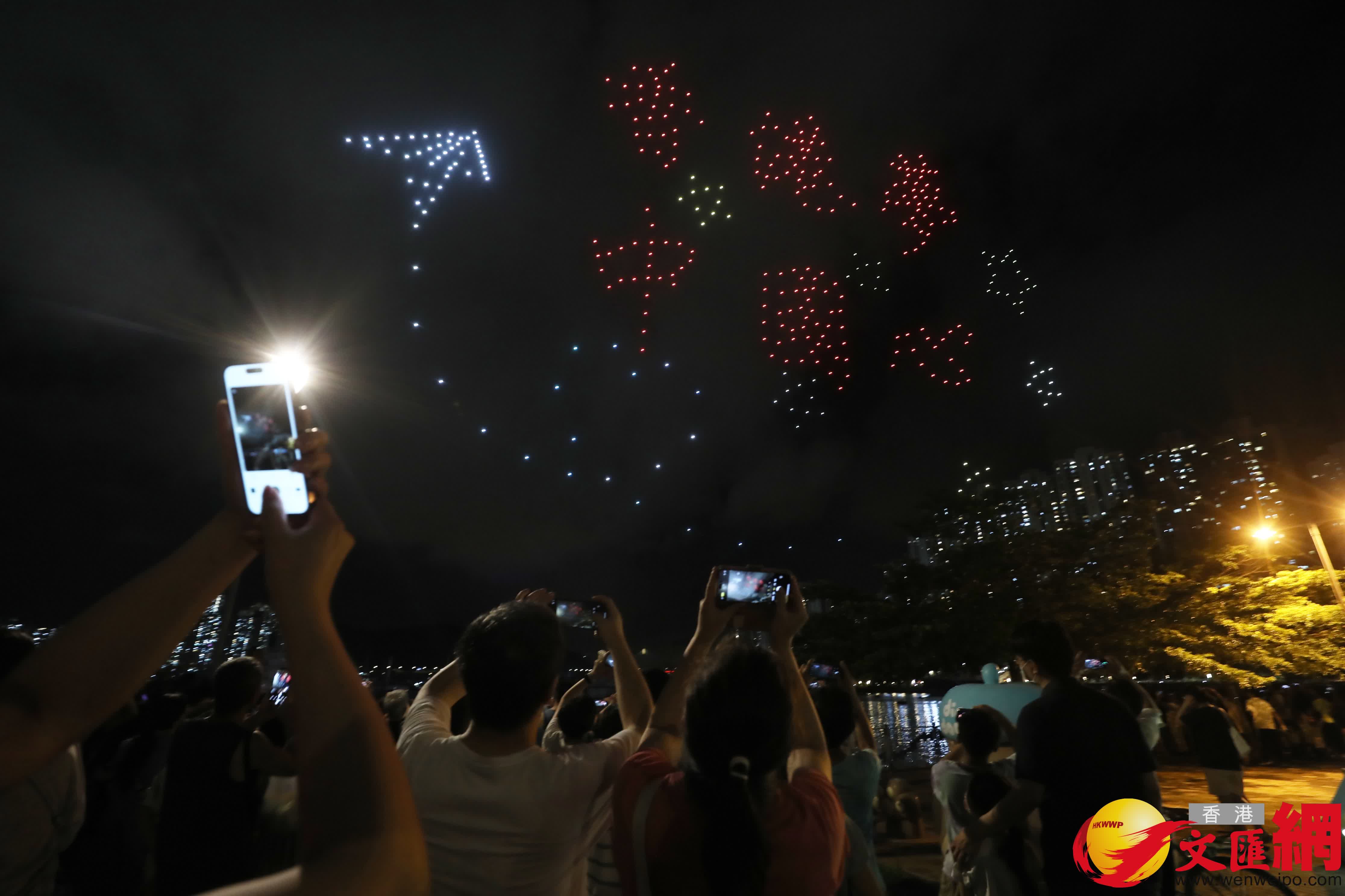 荃灣區舉行無人機表演，慶祝香港回歸27周年。（香港文匯報記者郭木又 攝）