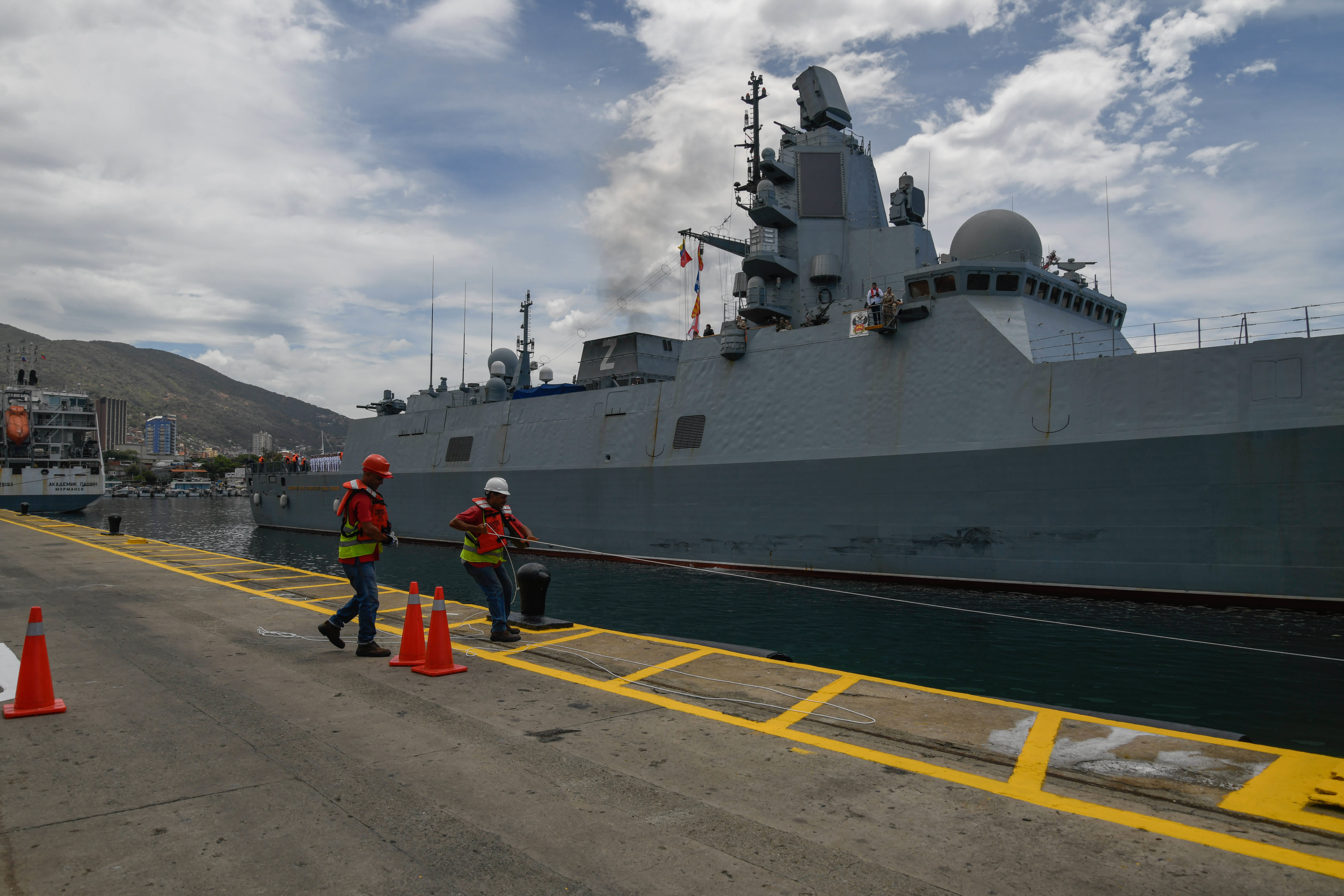 這是7月2日在委內瑞拉北部拉瓜伊拉港拍攝的俄北方艦隊「戈爾什科夫海軍元帥」號護衛艦。（新華社）
