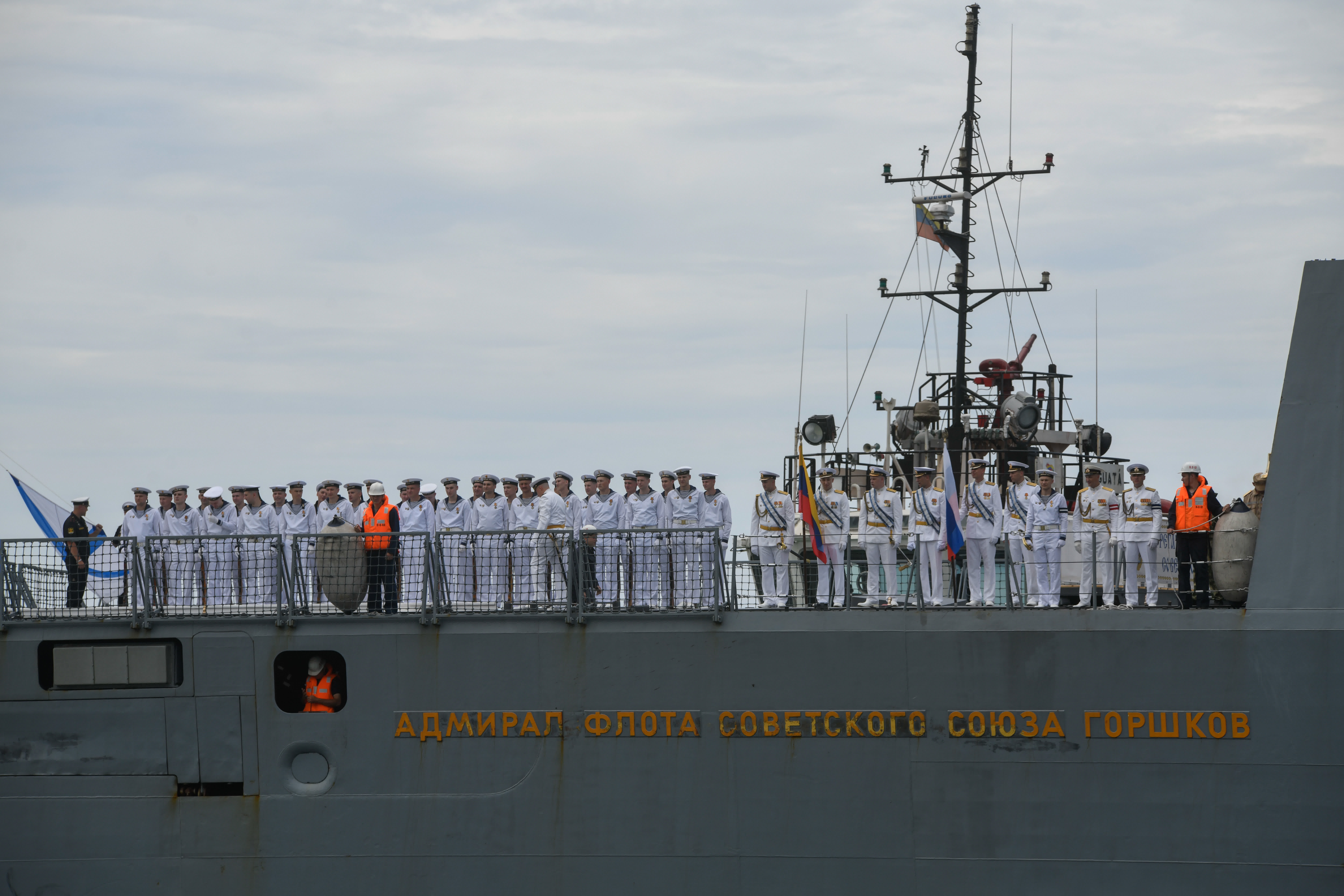 這是7月2日在委內瑞拉北部拉瓜伊拉港拍攝的俄北方艦隊「戈爾什科夫海軍元帥」號護衛艦上的官兵。（新華社）