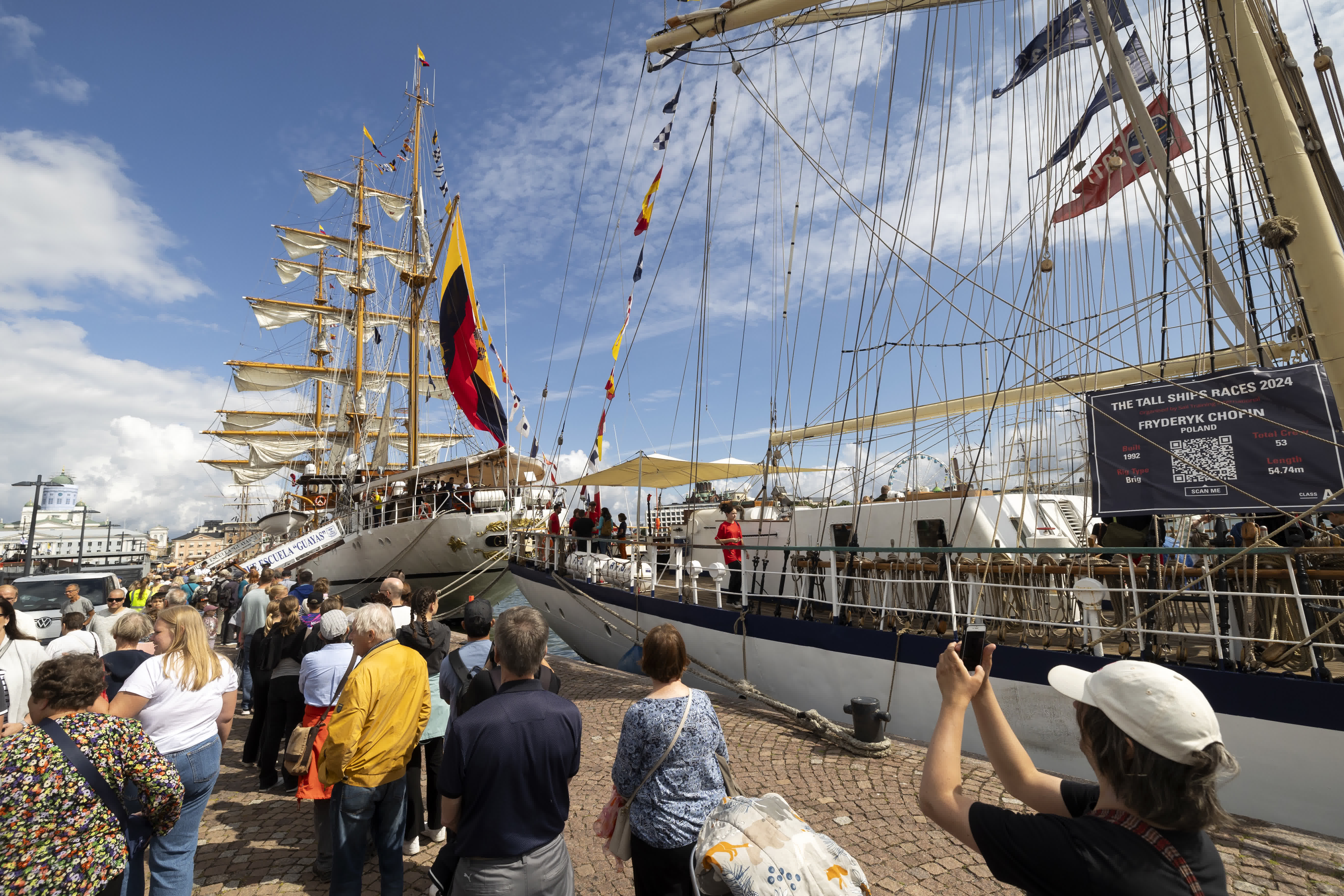 7月5日，在芬蘭赫爾辛基，人們排隊等待登上厄瓜多爾帆船「瓜亞斯」號參觀。新華社