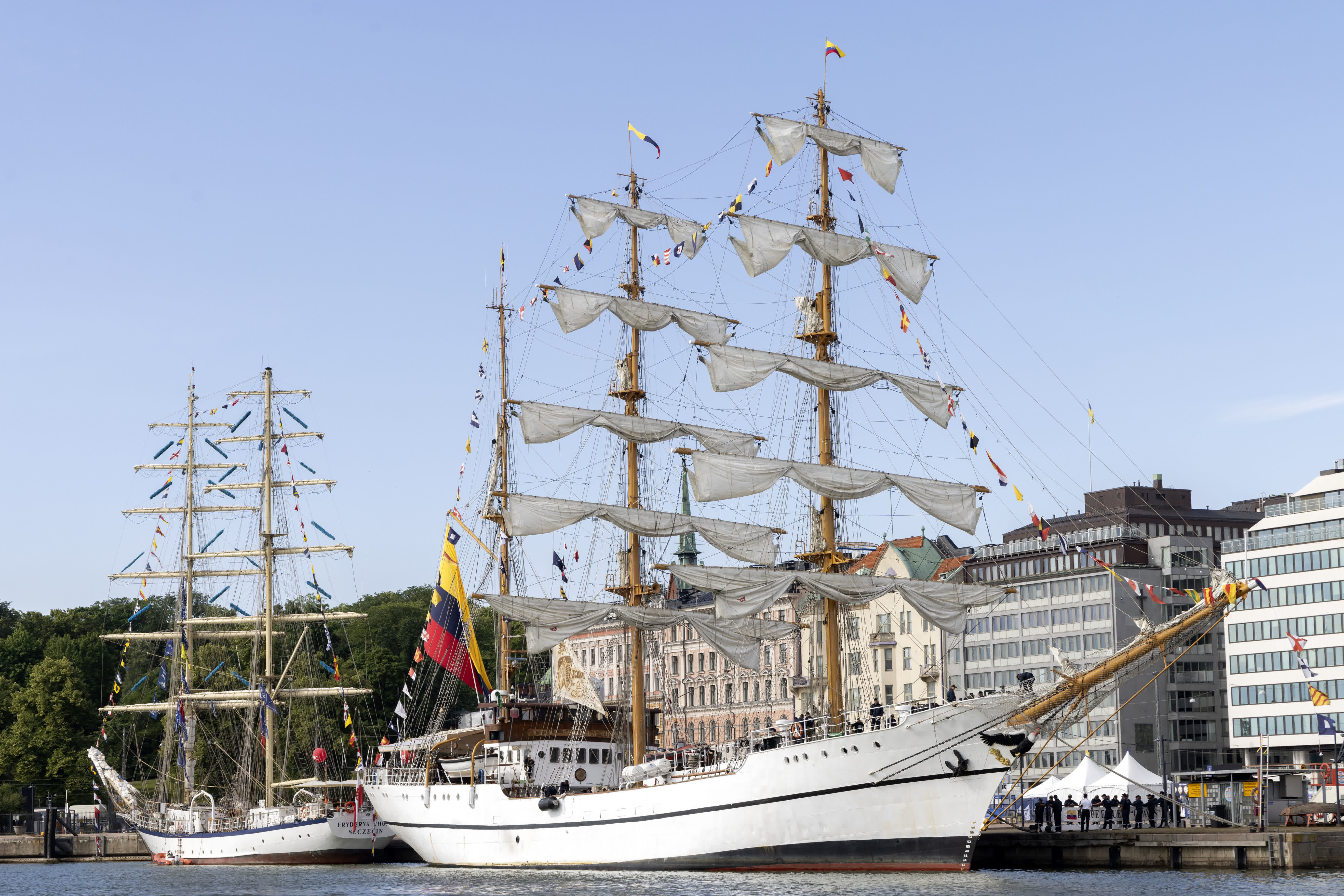 7月5日，帆船停靠在芬蘭赫爾辛基市中心的碼頭。新華社