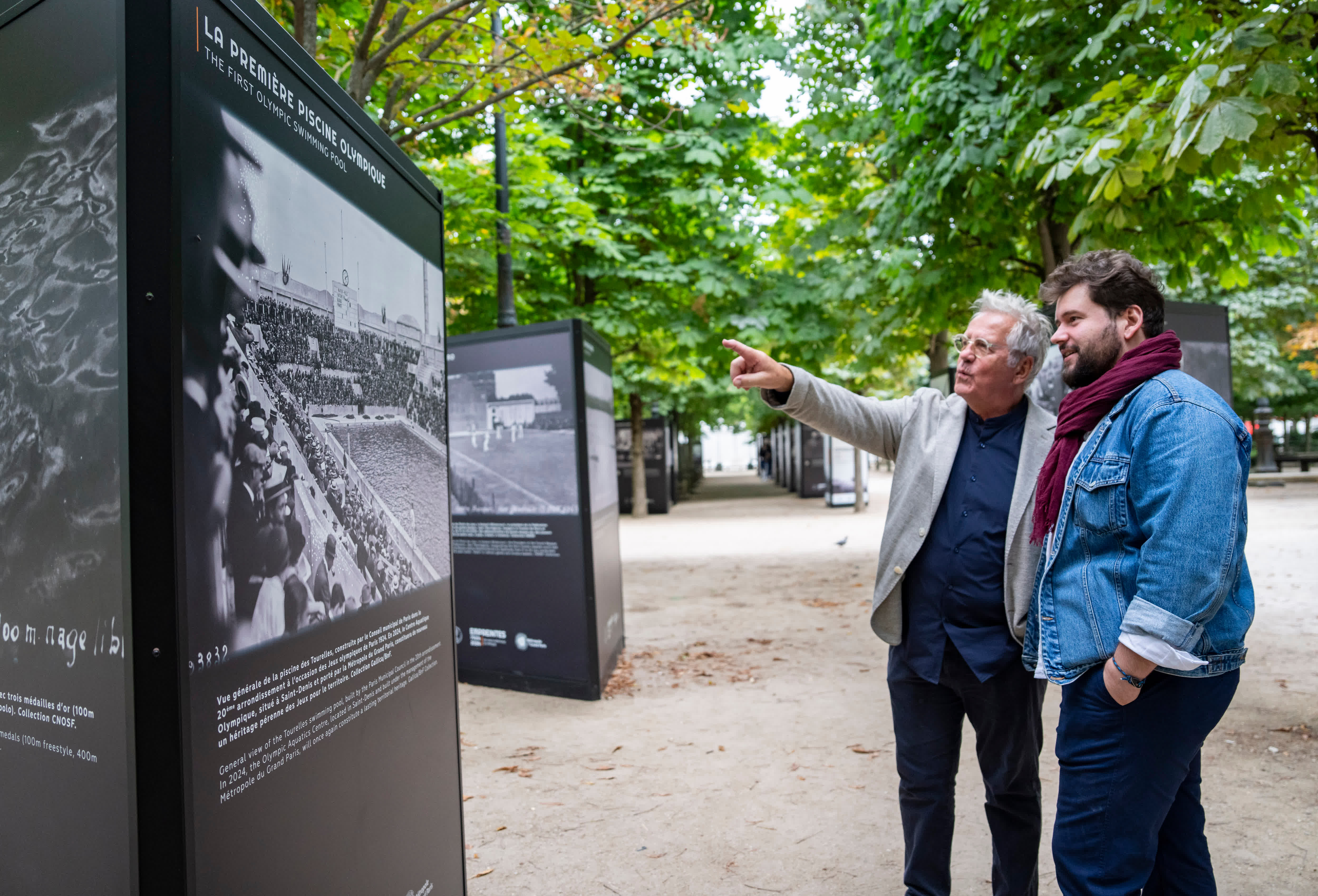 7月3日，兩名參觀者觀看杜樂麗花園展出的1924年巴黎奧運會照片。（新華社）