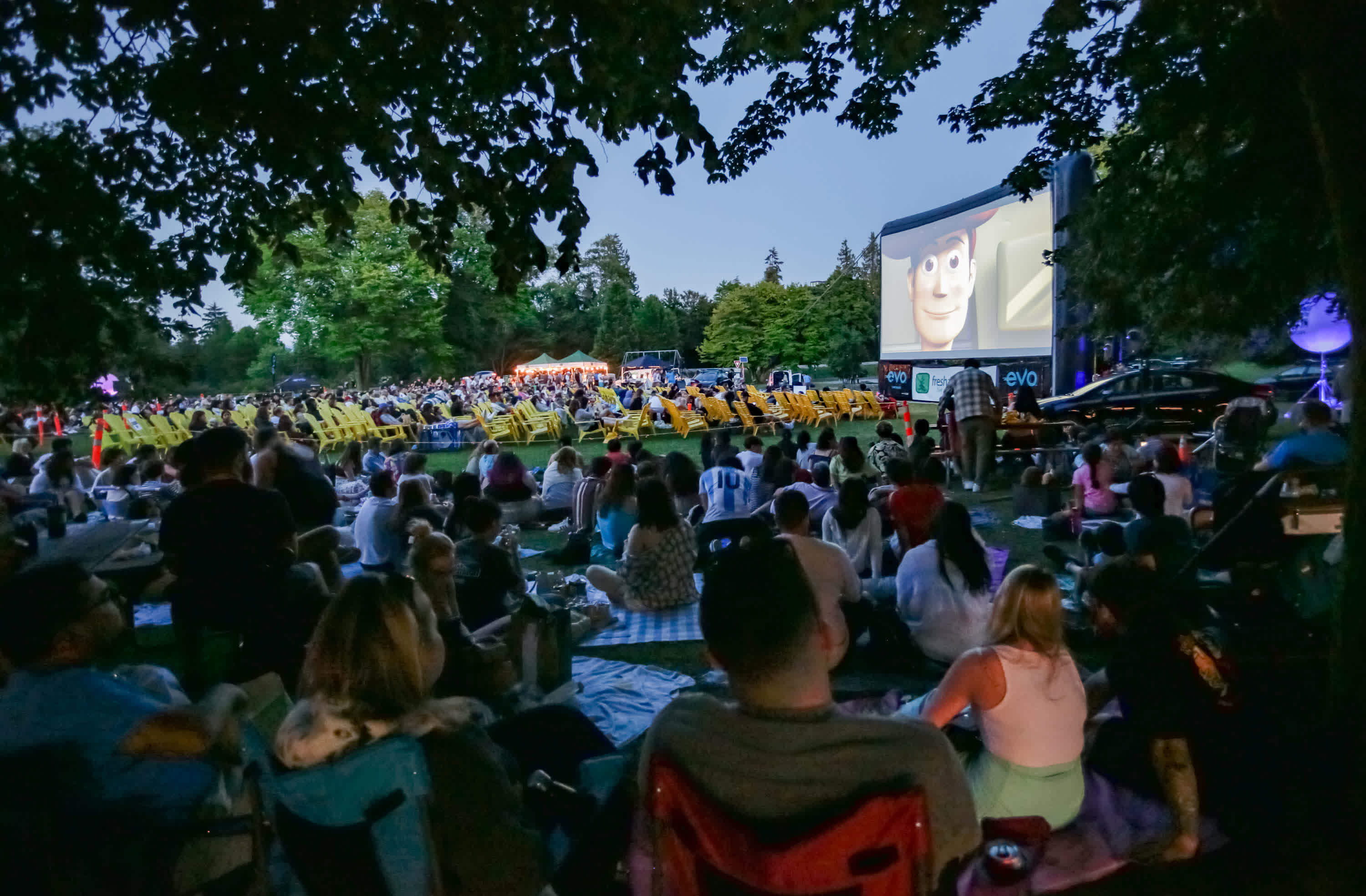 7月9日，在加拿大溫哥華的斯坦利公園，人們在露天電影院觀看電影。（新華社）