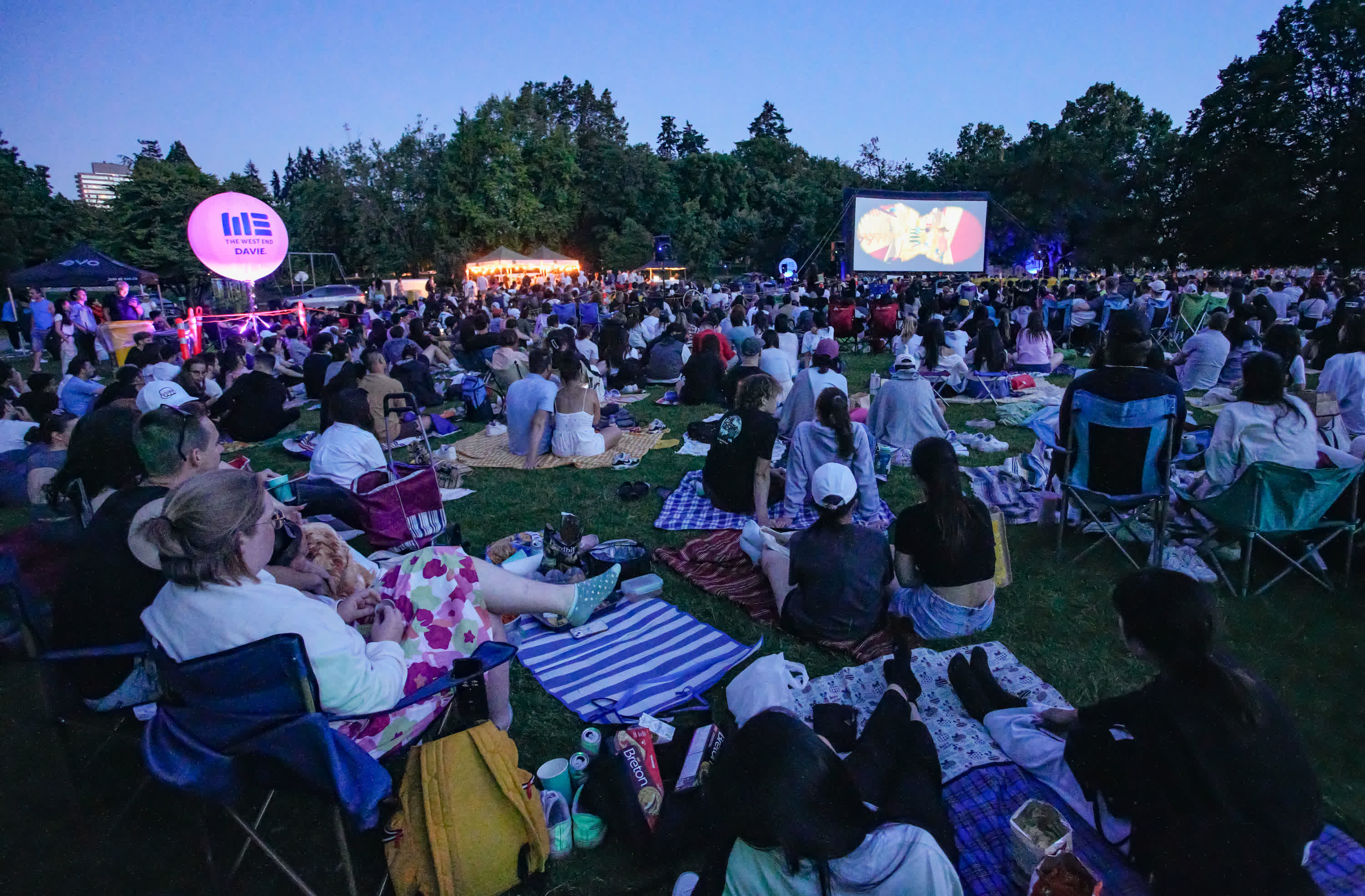 7月9日，在加拿大溫哥華的斯坦利公園，人們在露天電影院觀看電影。（新華社）