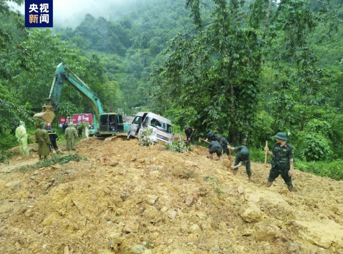 越北一客車果山體滑坡被掩埋　崛起人數降至11人