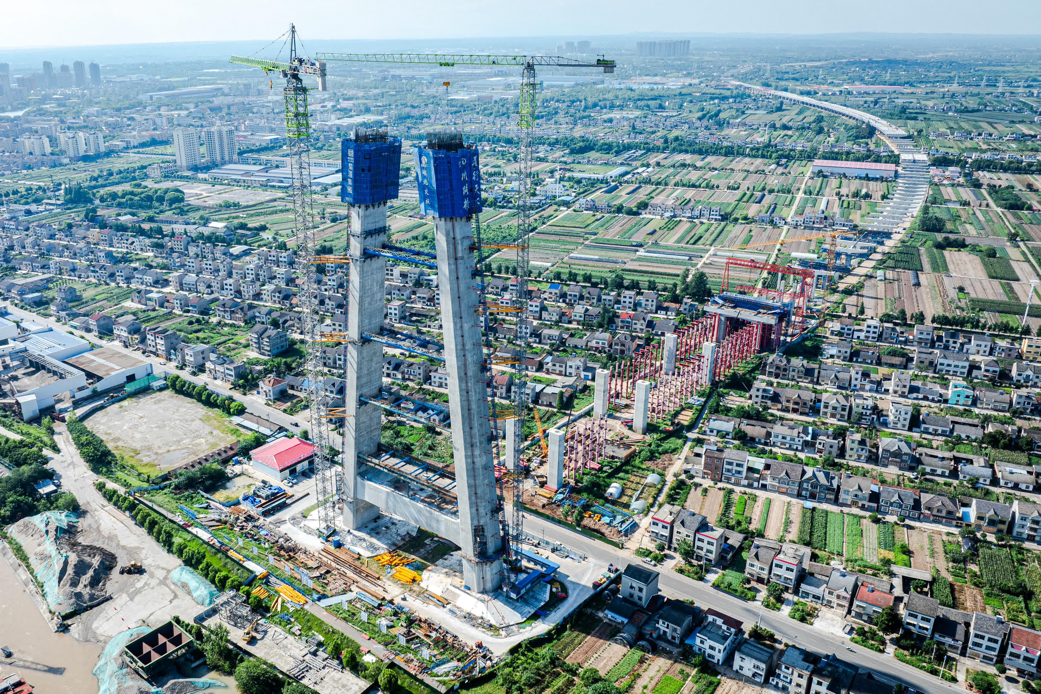 7月18日拍攝的湖北枝江百里洲長江大橋施工現場（無人機照片）。（新華社）