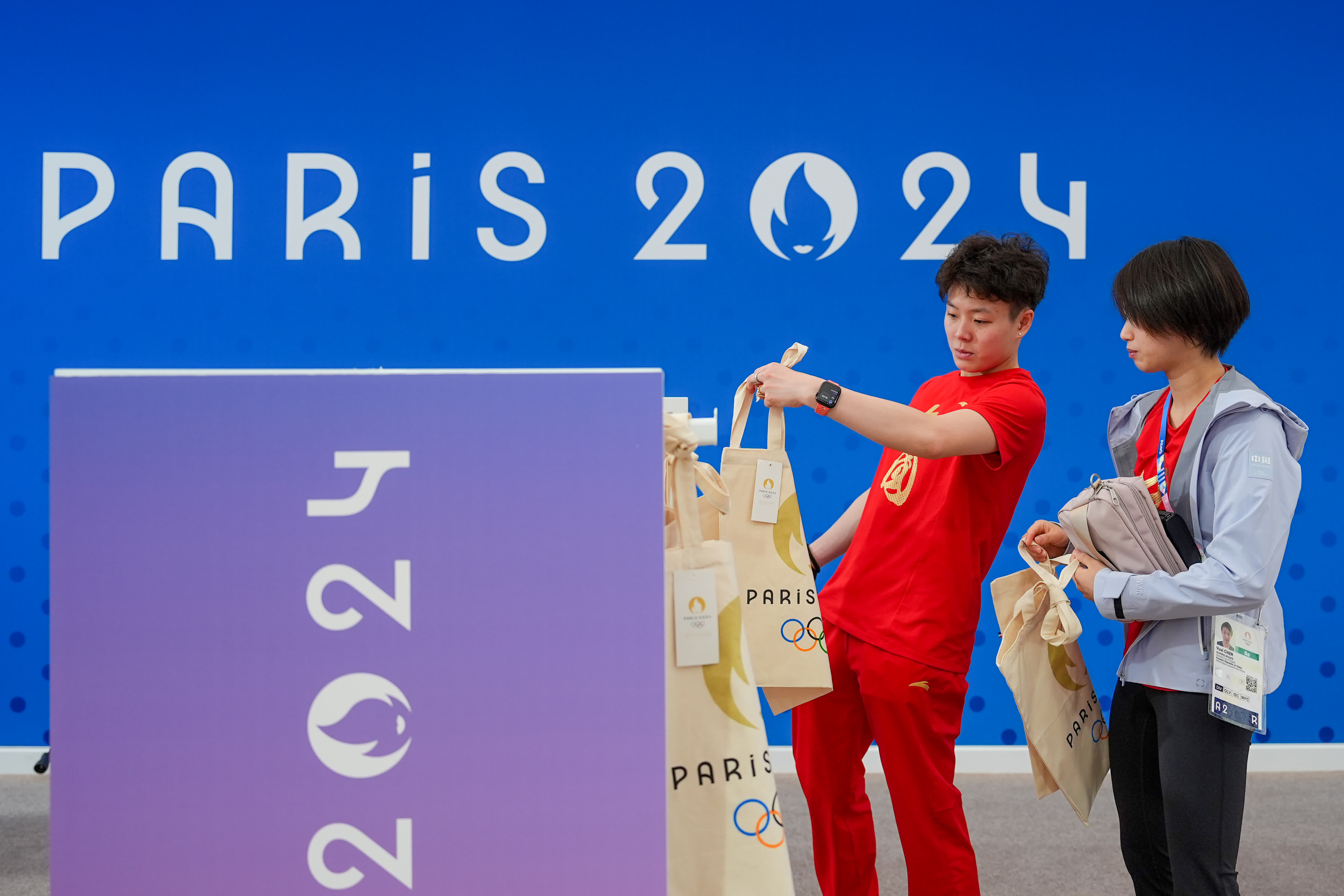 當地時間7月21日，中國跳水運動員陳芋汐（右）、陳藝文在紀念品商店選購紀念品。（中新社）