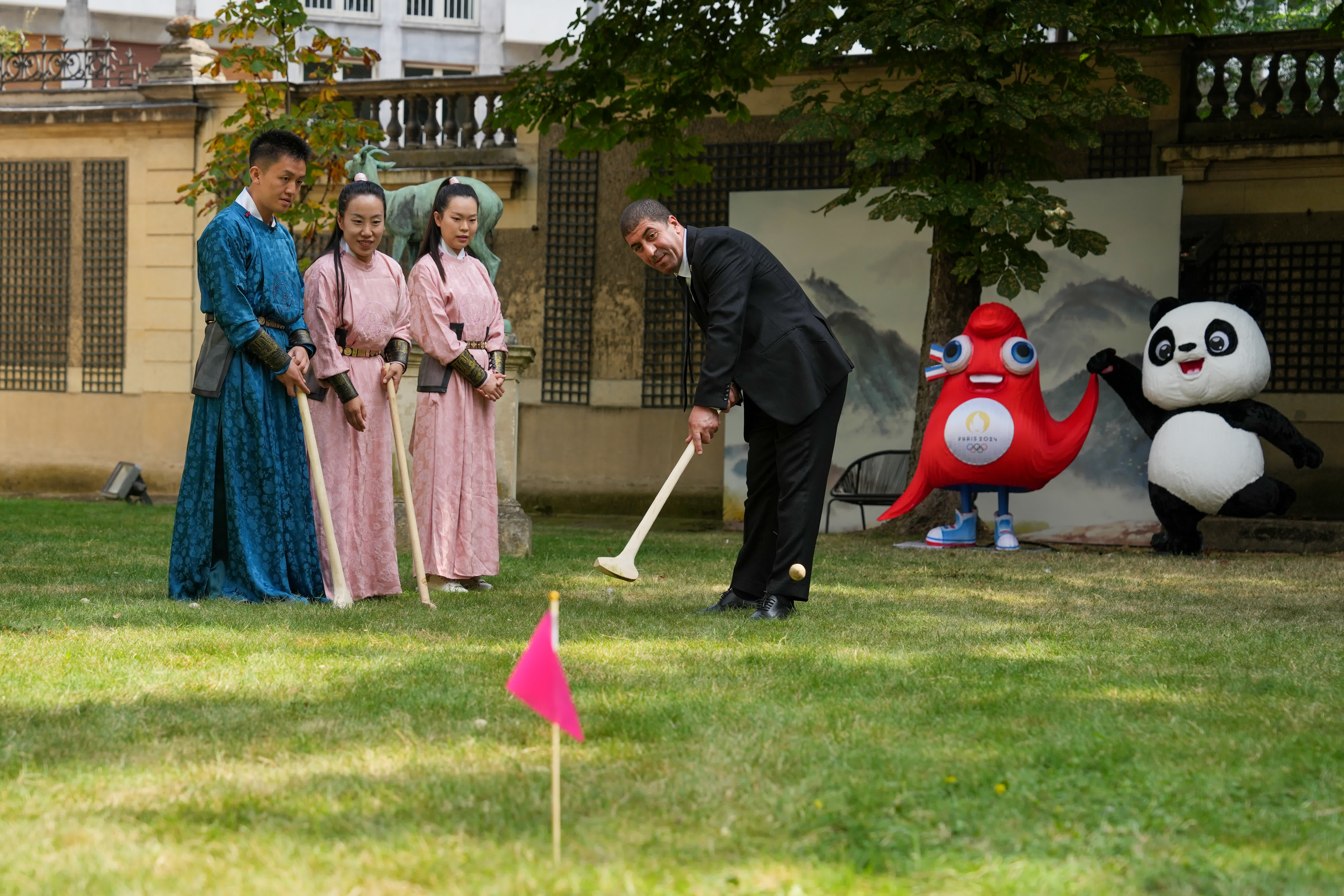 7月24日,一位工作人員(右一)在巴黎奧運會「中國之家」體驗傳統體育活動「捶丸」。(新華社) 7月24日,一位工作人員(右一)在巴黎奧運會「中國之家」體驗傳統體育活動「捶丸」。(新華社)