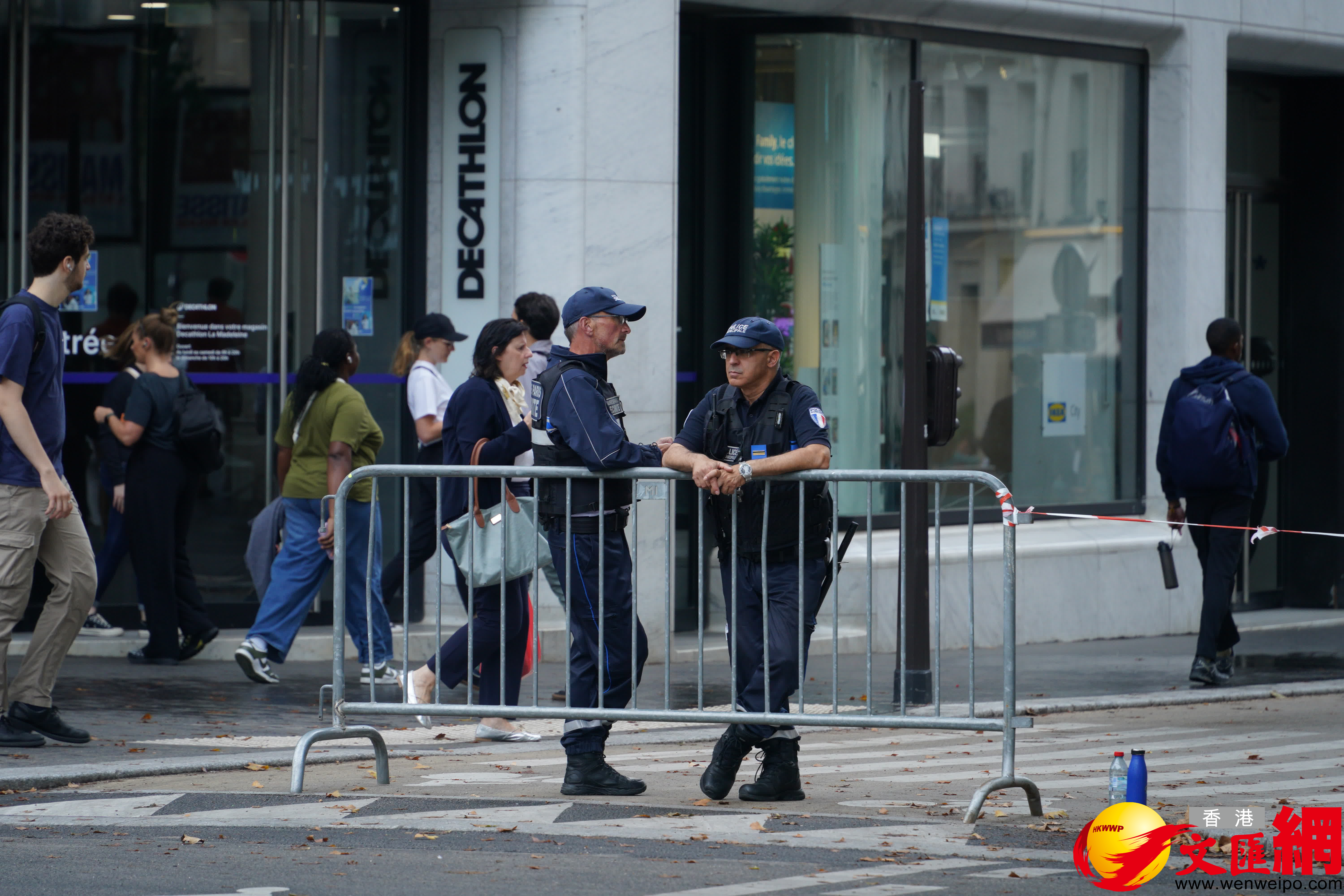 巴黎警察在市中心執(zhí)勤。（大公文匯全媒體記者麥鈞傑 攝）