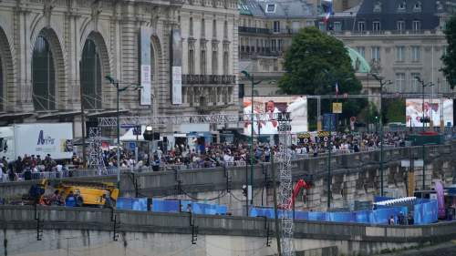 塞納河兩旁人群聚集　期待奧運會開幕