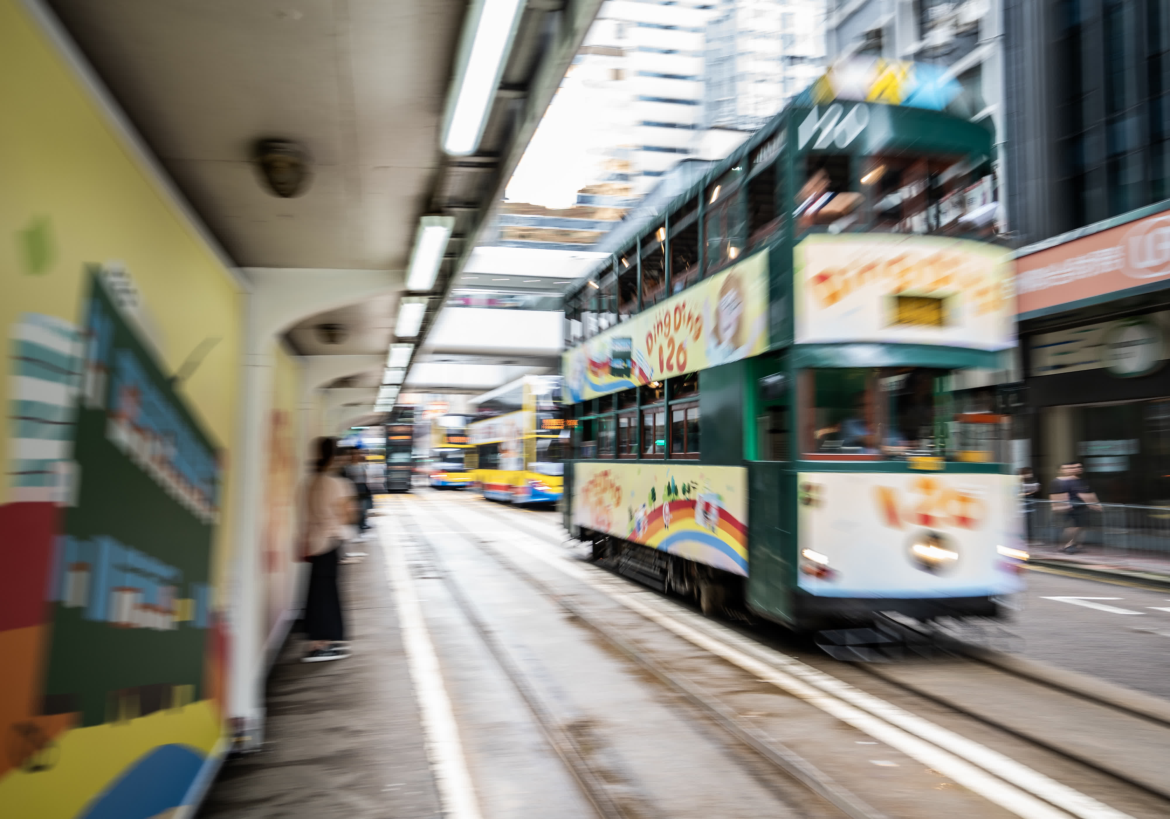 一輛120周年特別塗裝的電車行駛在香港中環街頭。（中新社）