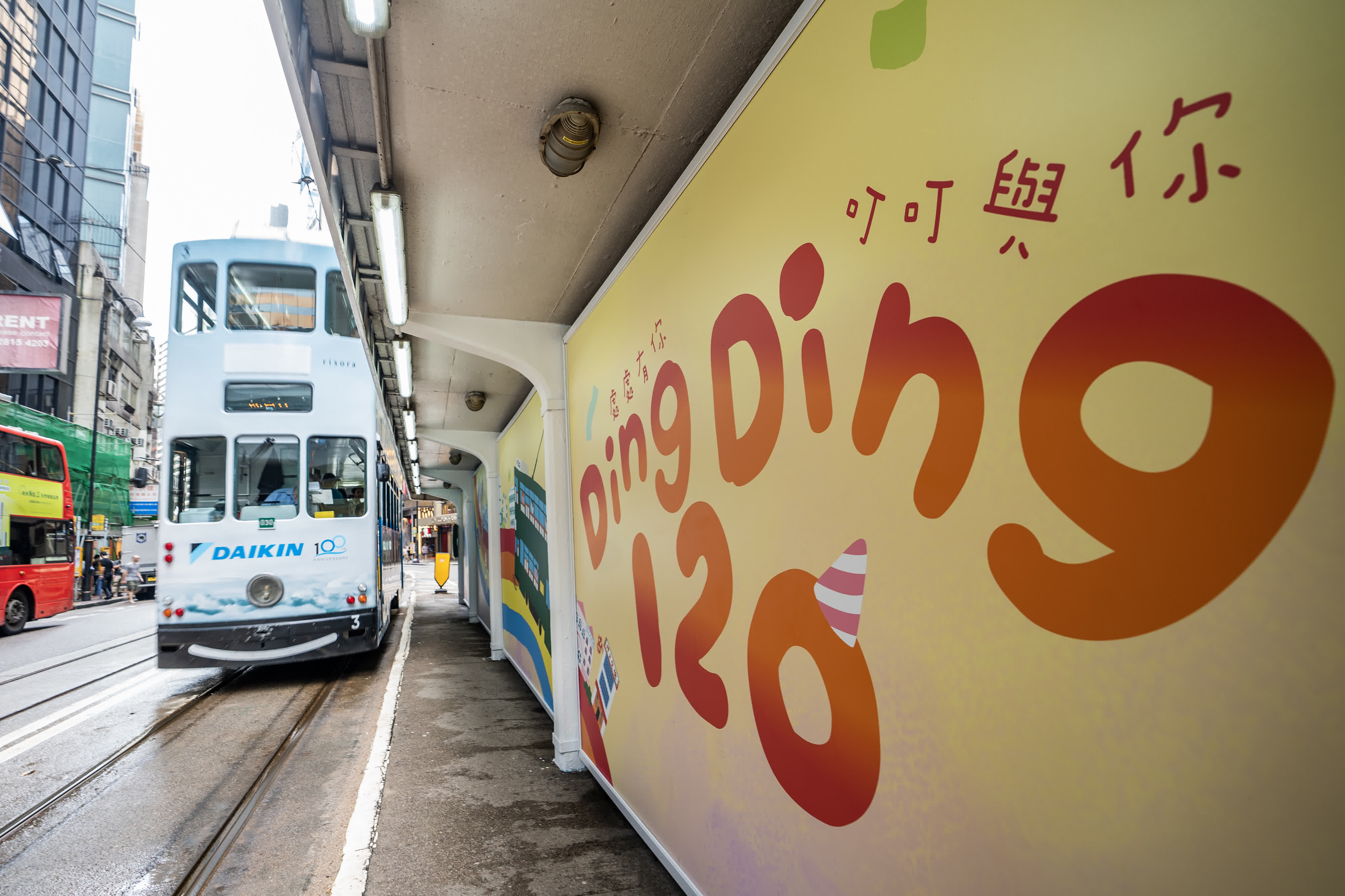 香港中環附近的一處電車站臺布置有慶祝運營120周年的裝飾海報。（中新社）