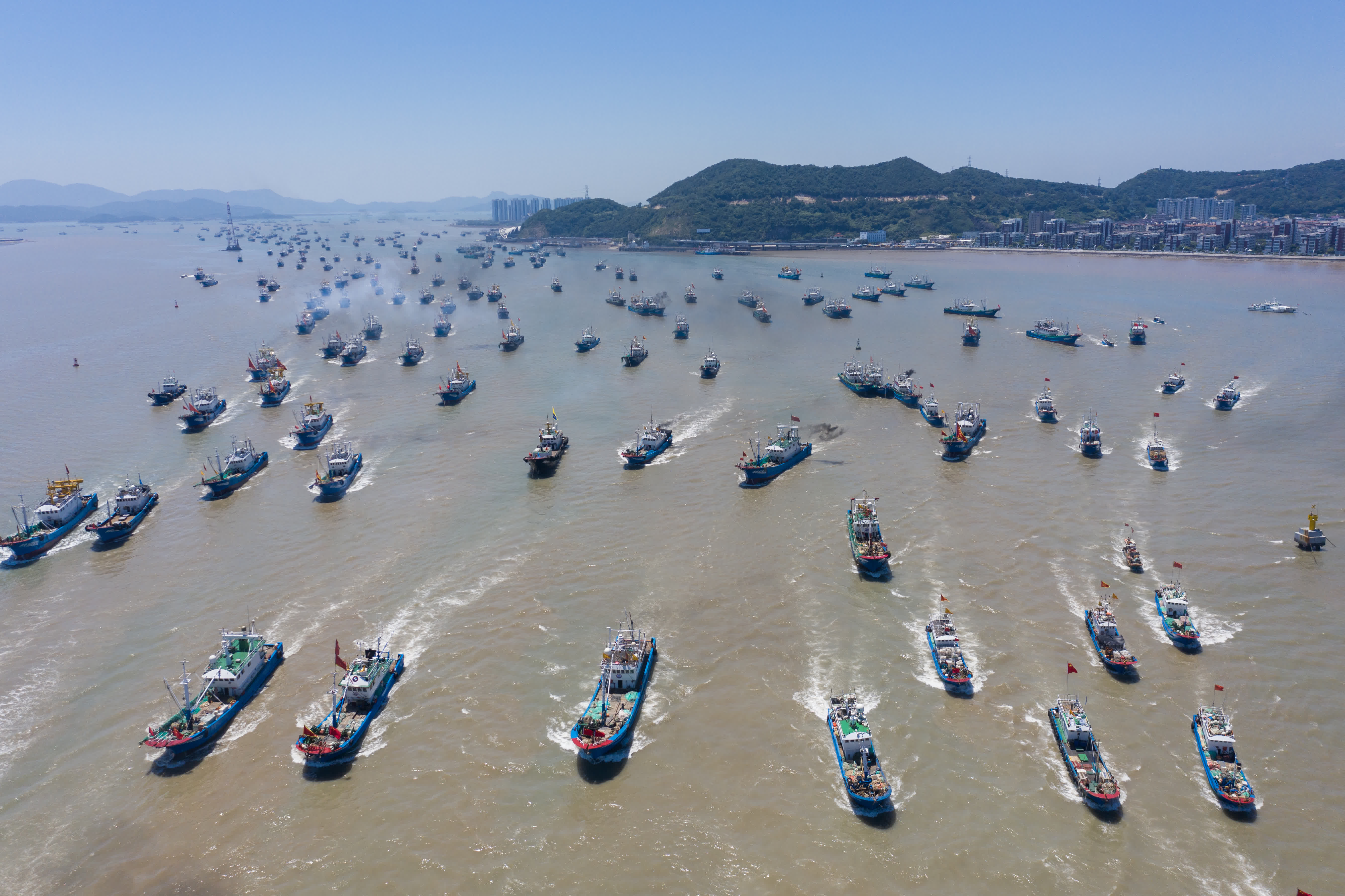 8月1日，數千艘漁船從舟山市普陀區沈家門漁港出發，前往東海海域開啟捕撈作業（無人機照片）。（新華社）